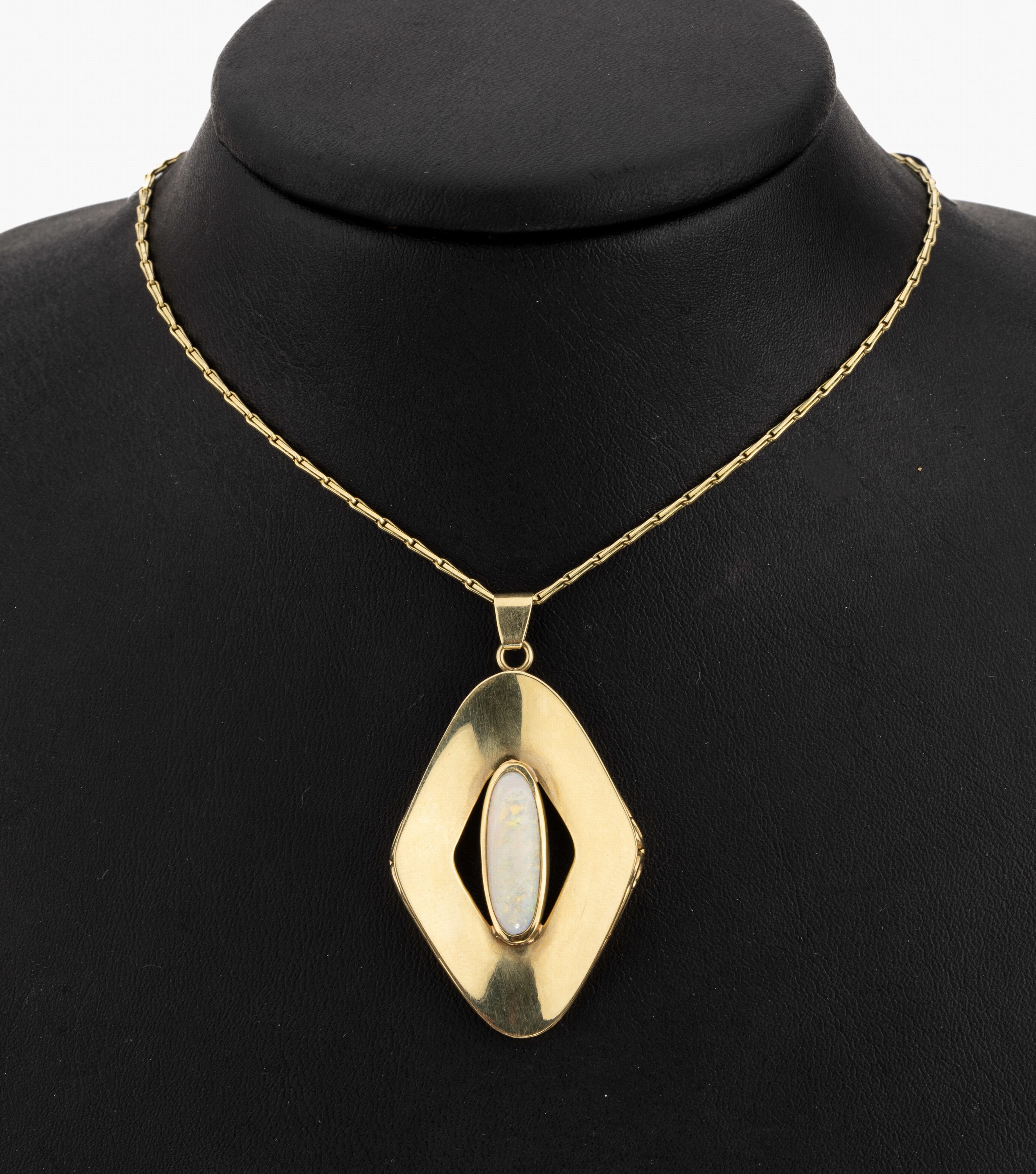 14 kt Gold Opal-Anhänger, GG 585/000, konkav, mittig länglicher Opal-Cabochon, zartes Farbspiel, ca. 5 x 3 cm, an Kette, L. ca. 64 cm, ...