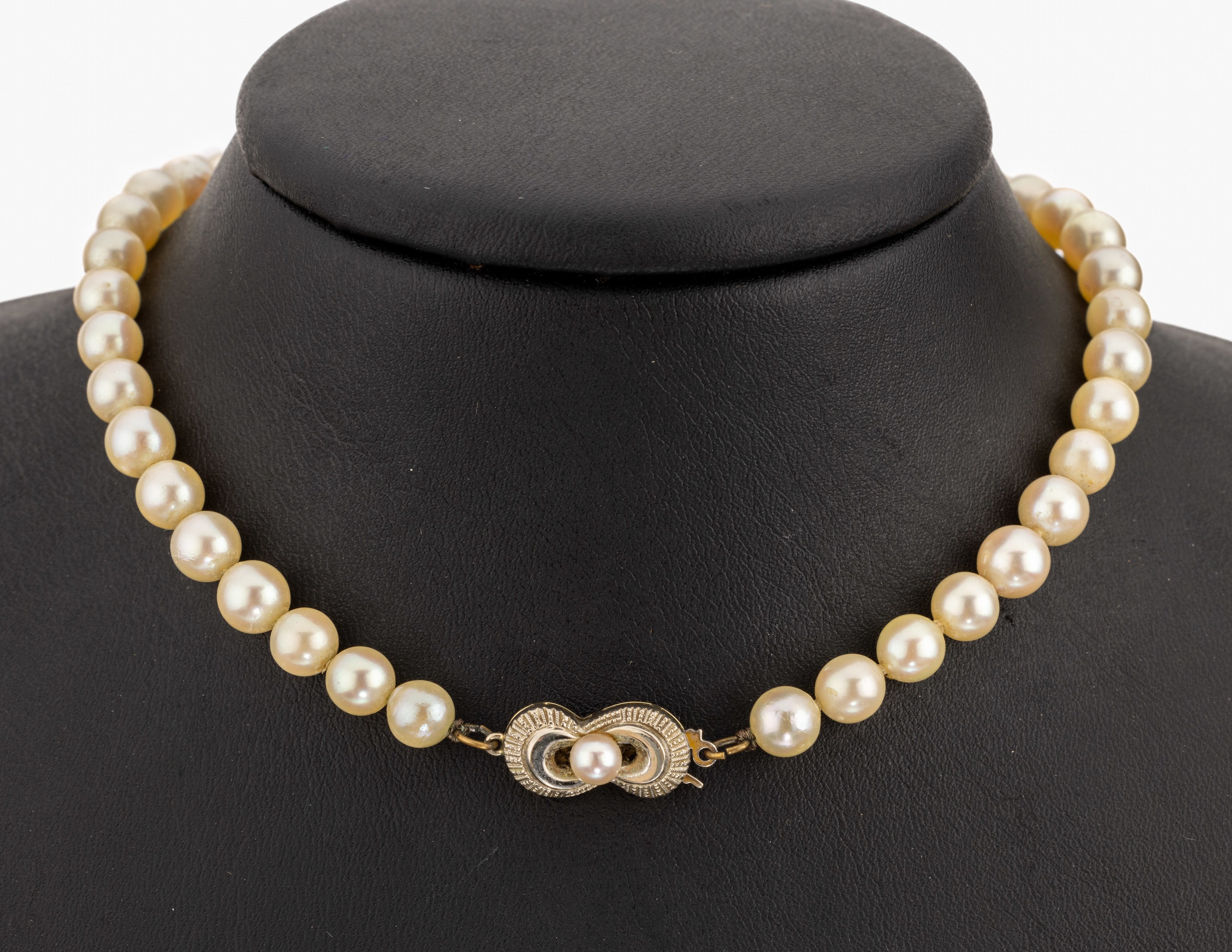 Zuchtperl-Collier mit 14 kt Gold Schliesse, GG 585/000, 62 Akoyazuchtperlen, D. ca. 6.5 mm, L. ca. 45 cm, Steckverschluss