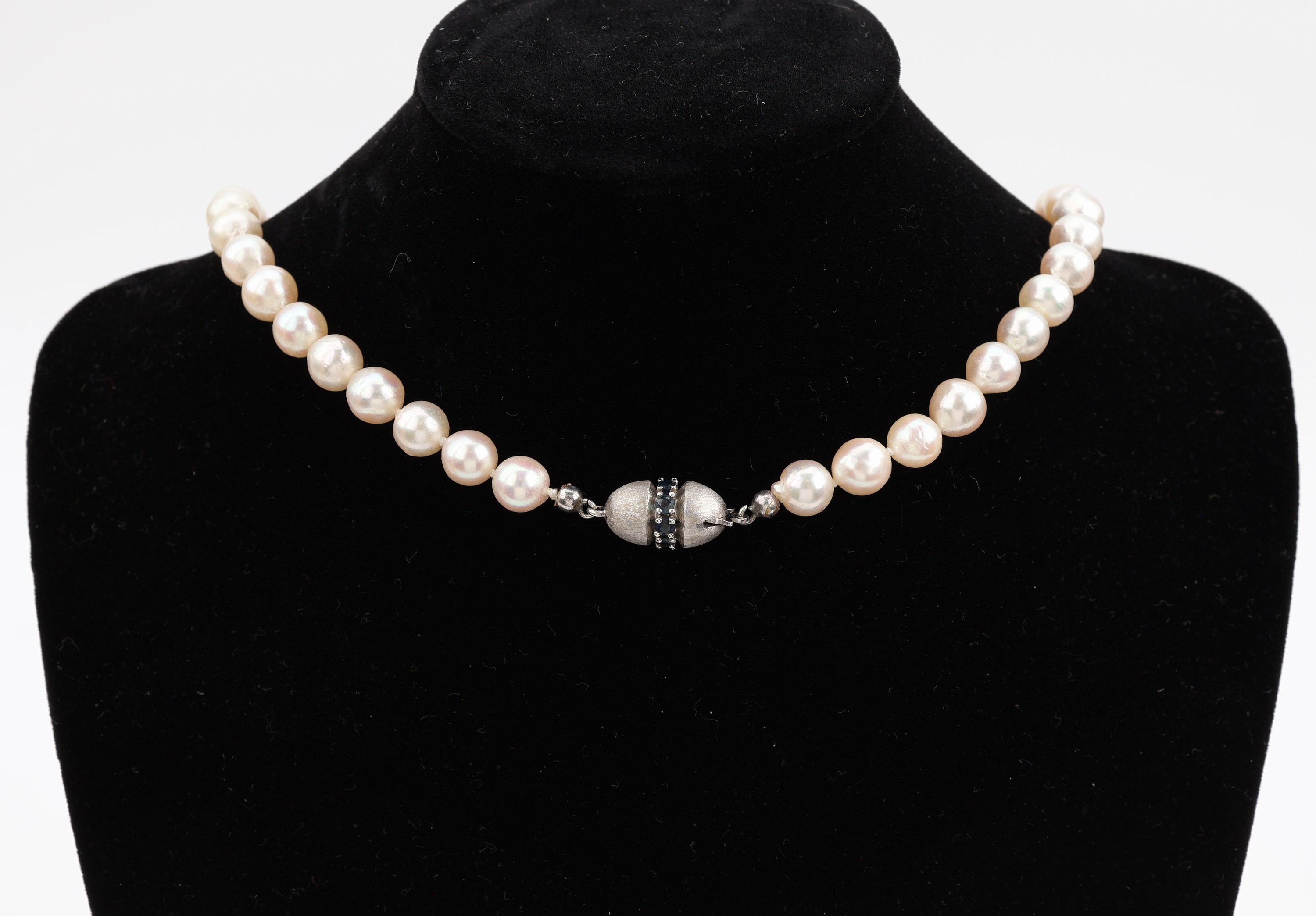 Zuchtperl-Collier mit 14 kt Gold Saphir- Schmuckschliesse, WG 585/000 sat., 56 Akoyazuchtperlen, D. ca. 7.3 mm, Steckverschluss mit kl. rundfacett. ...