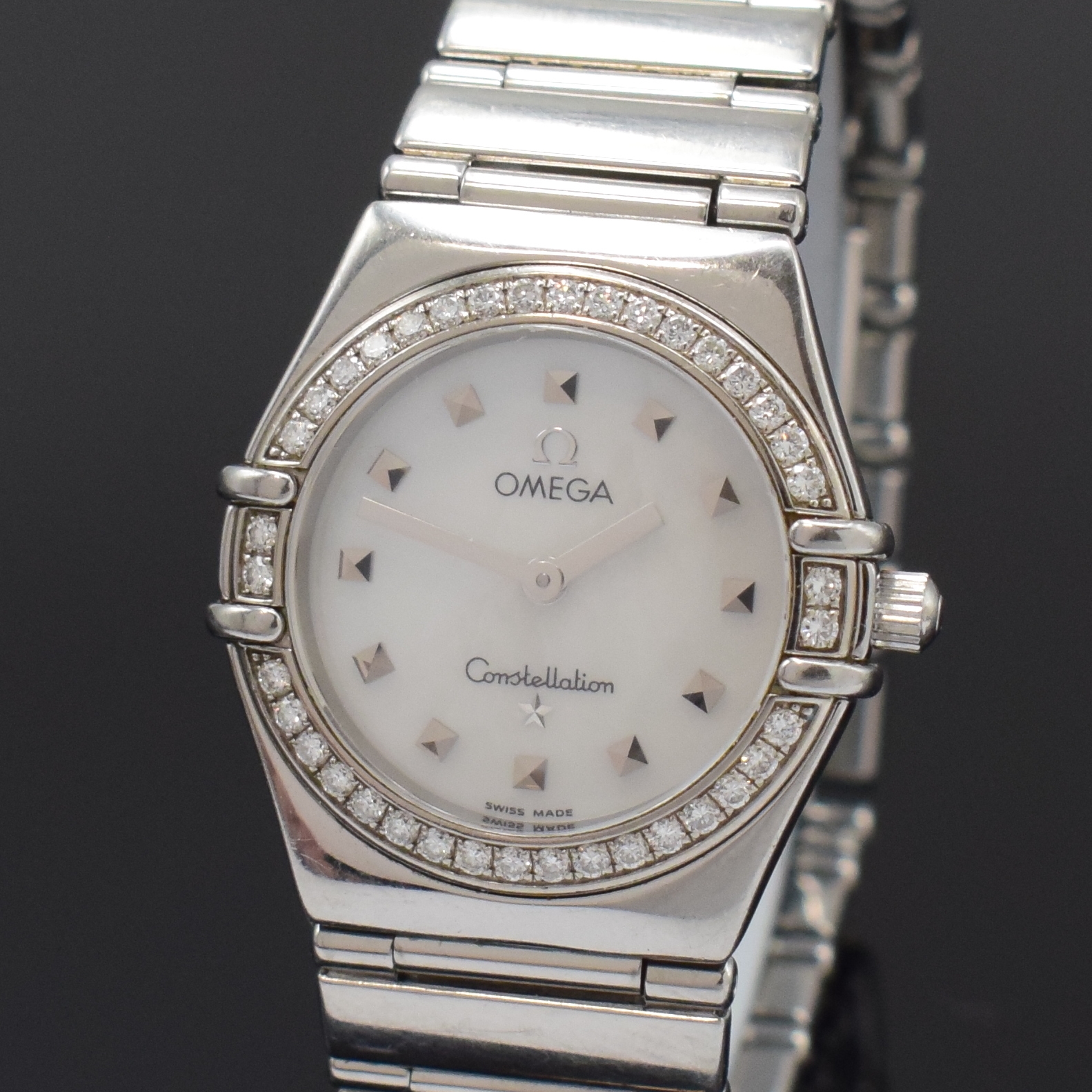 Detail a: OMEGA Damenarmbanduhr Serie Constellation Referenz 895.1241, Schweiz um 2005, quarz, Edelstahlgeh. inkl. Gliederband m. Faltschl., Boden m. Darst. ...