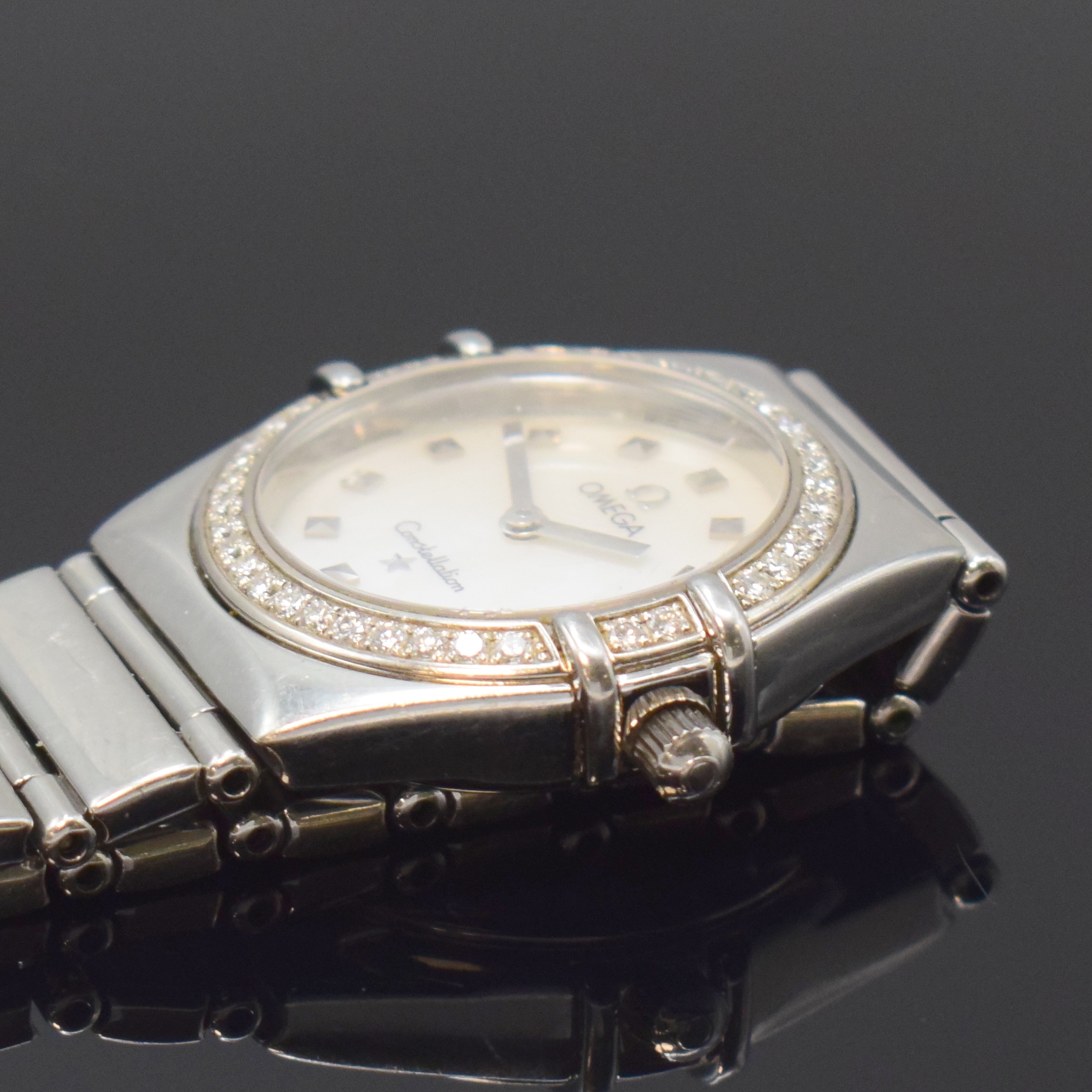 Detail c: OMEGA Damenarmbanduhr Serie Constellation Referenz 895.1241, Schweiz um 2005, quarz, Edelstahlgeh. inkl. Gliederband m. Faltschl., Boden m. Darst. ...