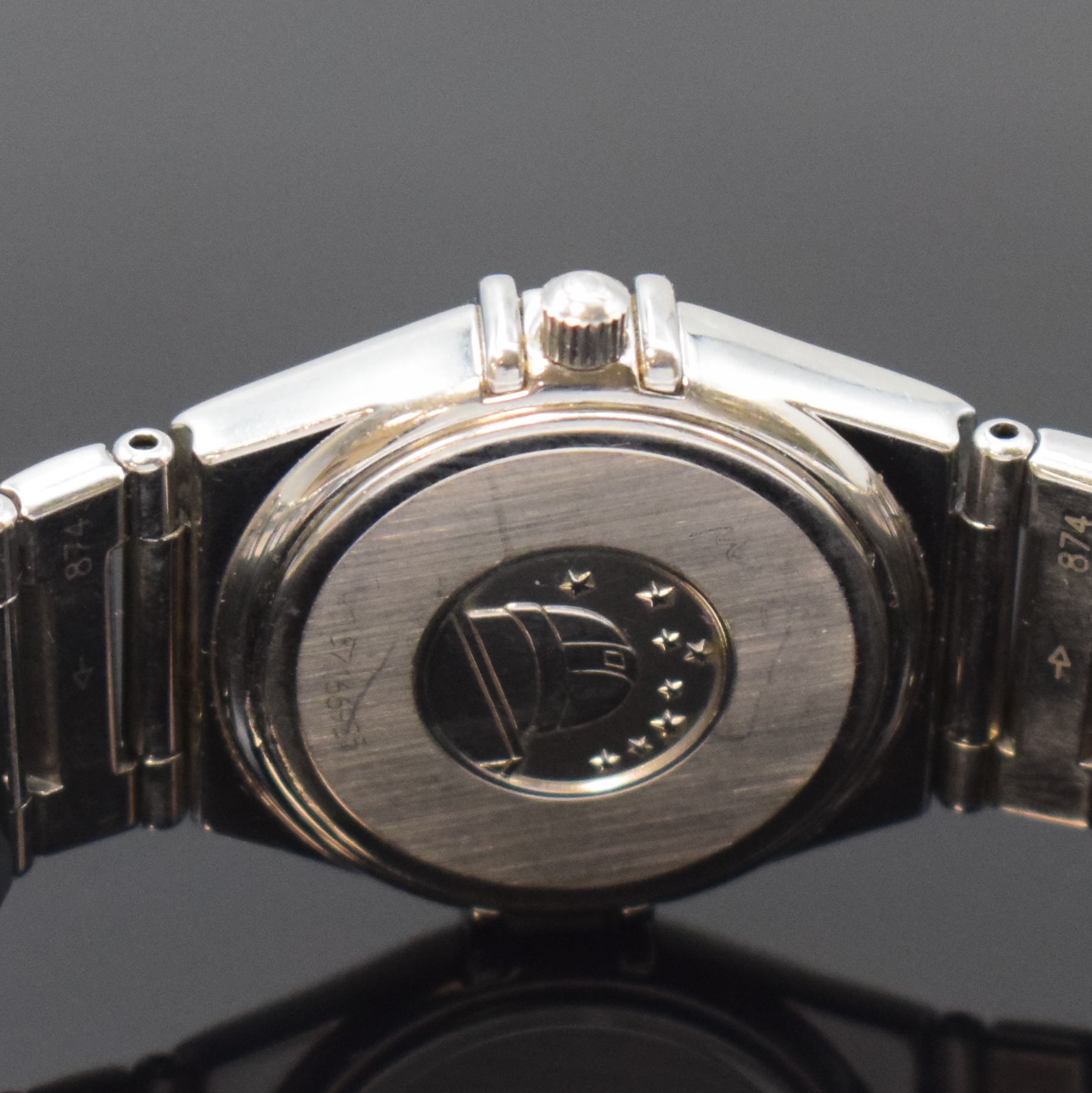 Detail d: OMEGA Damenarmbanduhr Serie Constellation Referenz 895.1241, Schweiz um 2005, quarz, Edelstahlgeh. inkl. Gliederband m. Faltschl., Boden m. Darst. ...