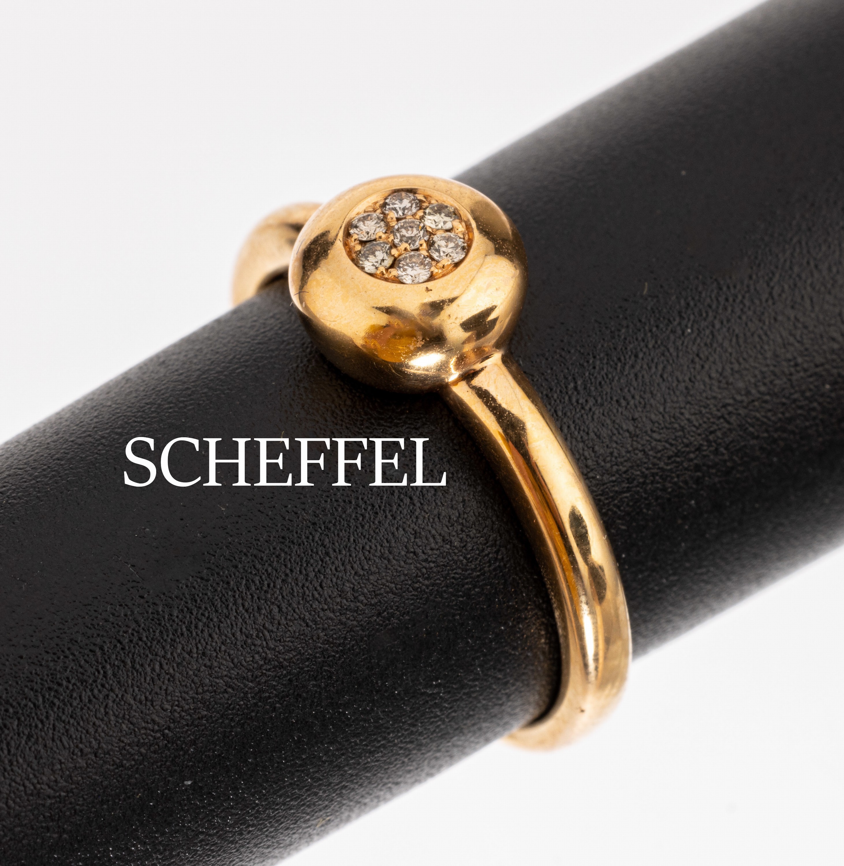18 kt Gold SCHEFFEL Brillant-Ring, GG 750/000, 7 Brillanten zus. ca. 0.06 ct feines Weiß/vs, RW 55, ca. 4.3 g