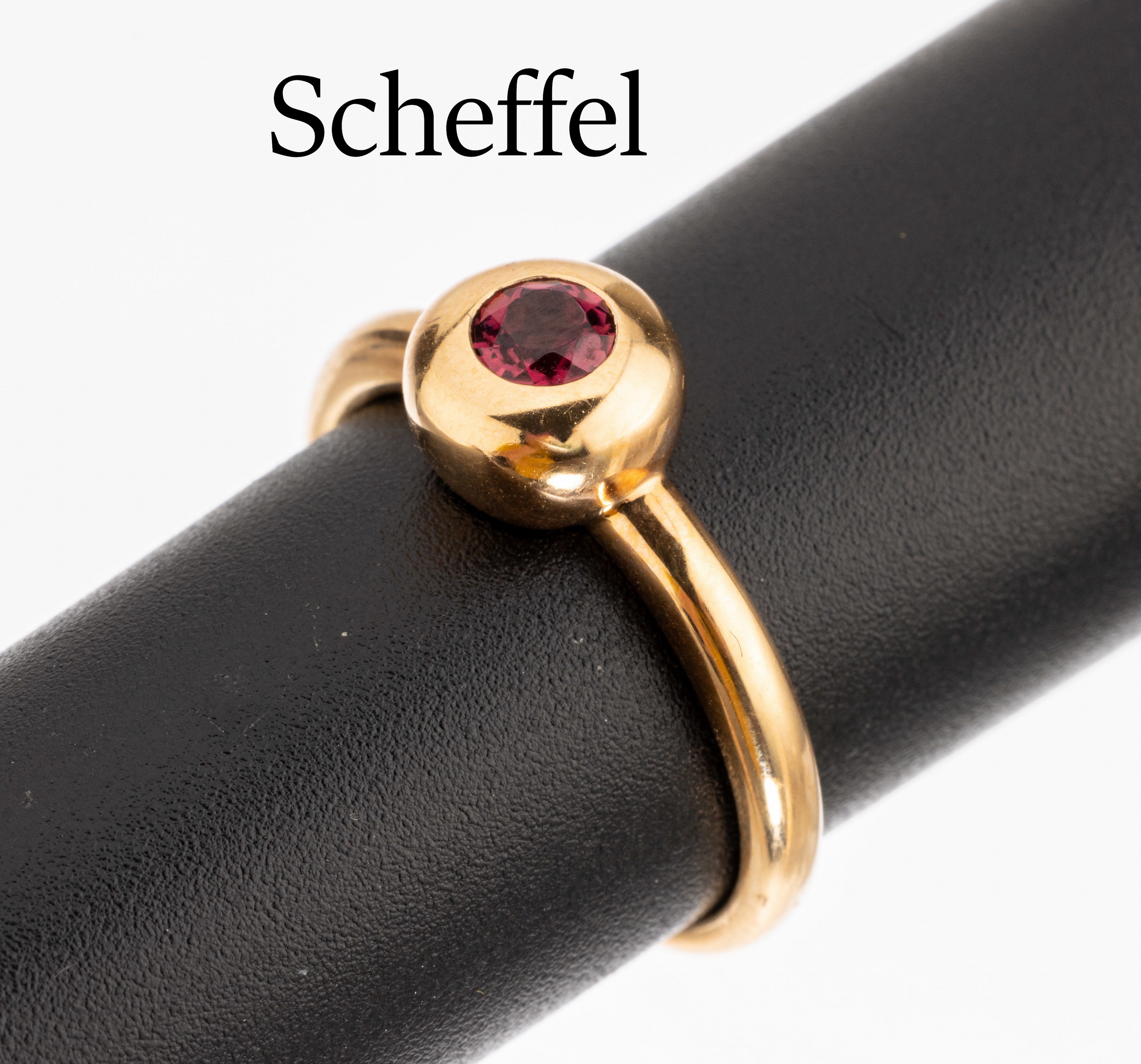 18 kt Gold SCHEFFEL Rhodolith-Ring, GG 750/000, rundfacett. Rhodolith von sehr schöner Farbe ca. 0.30 ct, RW 55, ca. 4.2 g