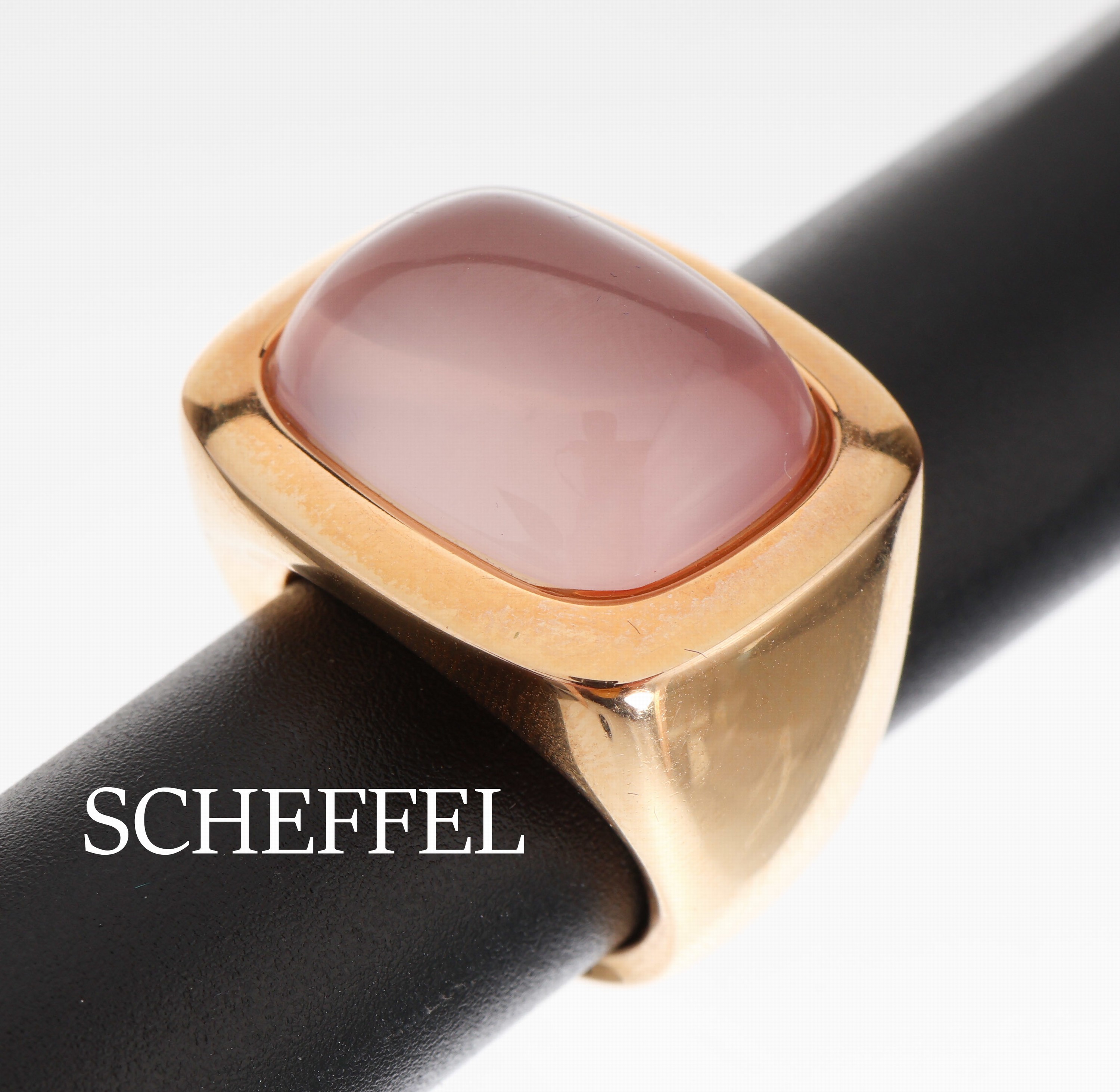 18 kt Gold SCHEFFEL Rosenquarz-Ring, GG 750/000, schwere massive Ausführung, Rosenquarz-Cabochon ca. 15.62 ct, RW 54, ca. 25.8 g