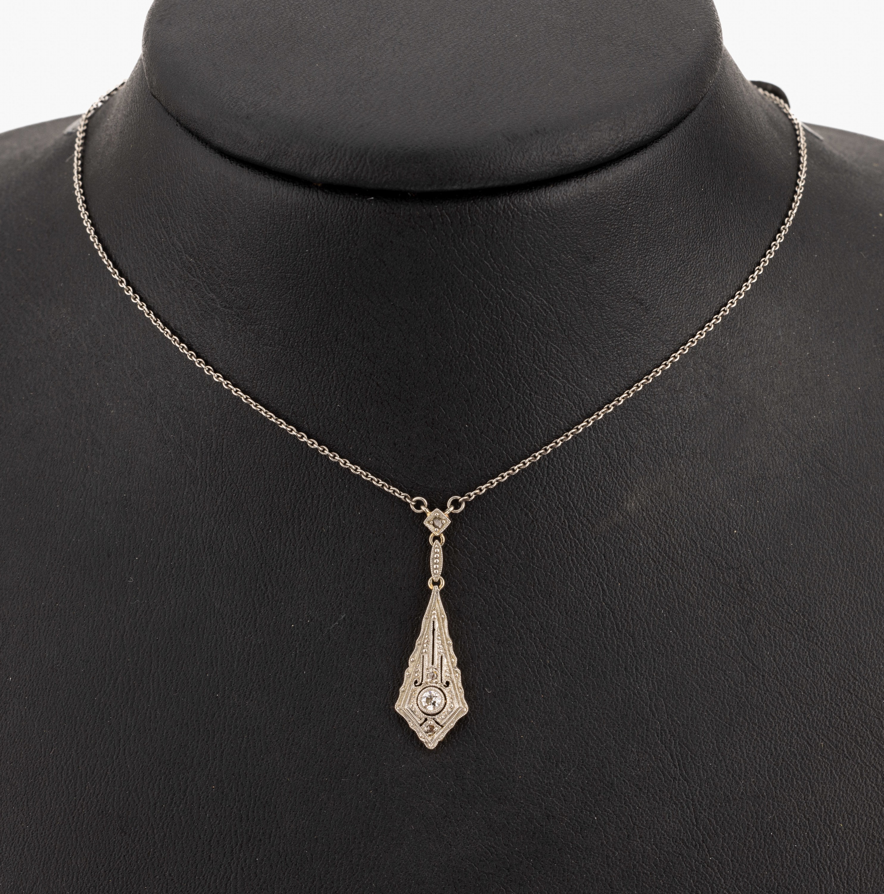 14 kt Gold und Platin Diamant-Collier, um 1910, GG 585/000, stilrein, tropfenf. Mittelteil, 1 kl. Altschliffdiamant ca. 0.10 ct Weiss/p, schauseitig ...