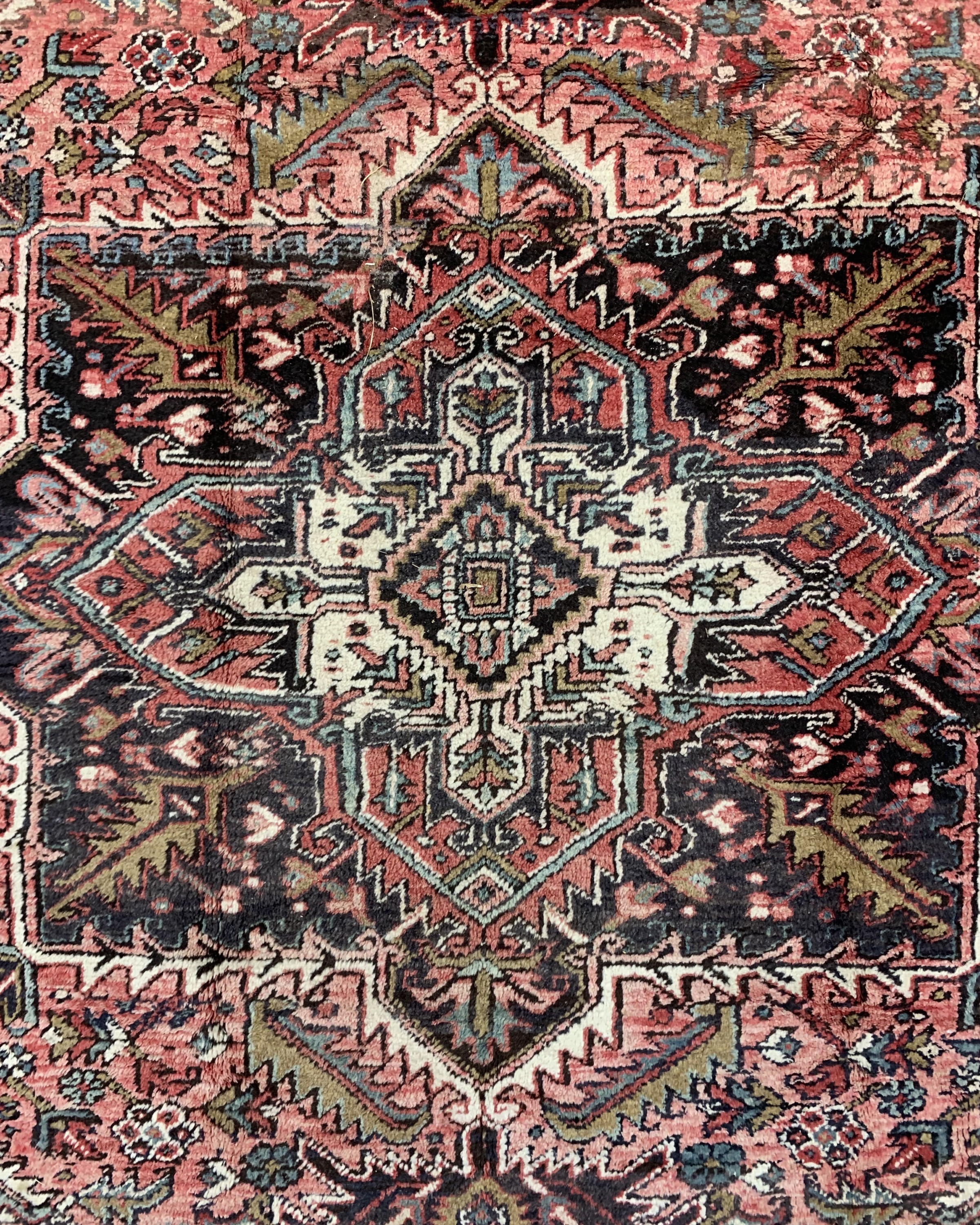Detail c: Heriz alt, Persien, Mitte 20.Jhd, Wolle aufBaumwolle, ca. 324 x 230 cm, verblasst, EHZ: 2-3