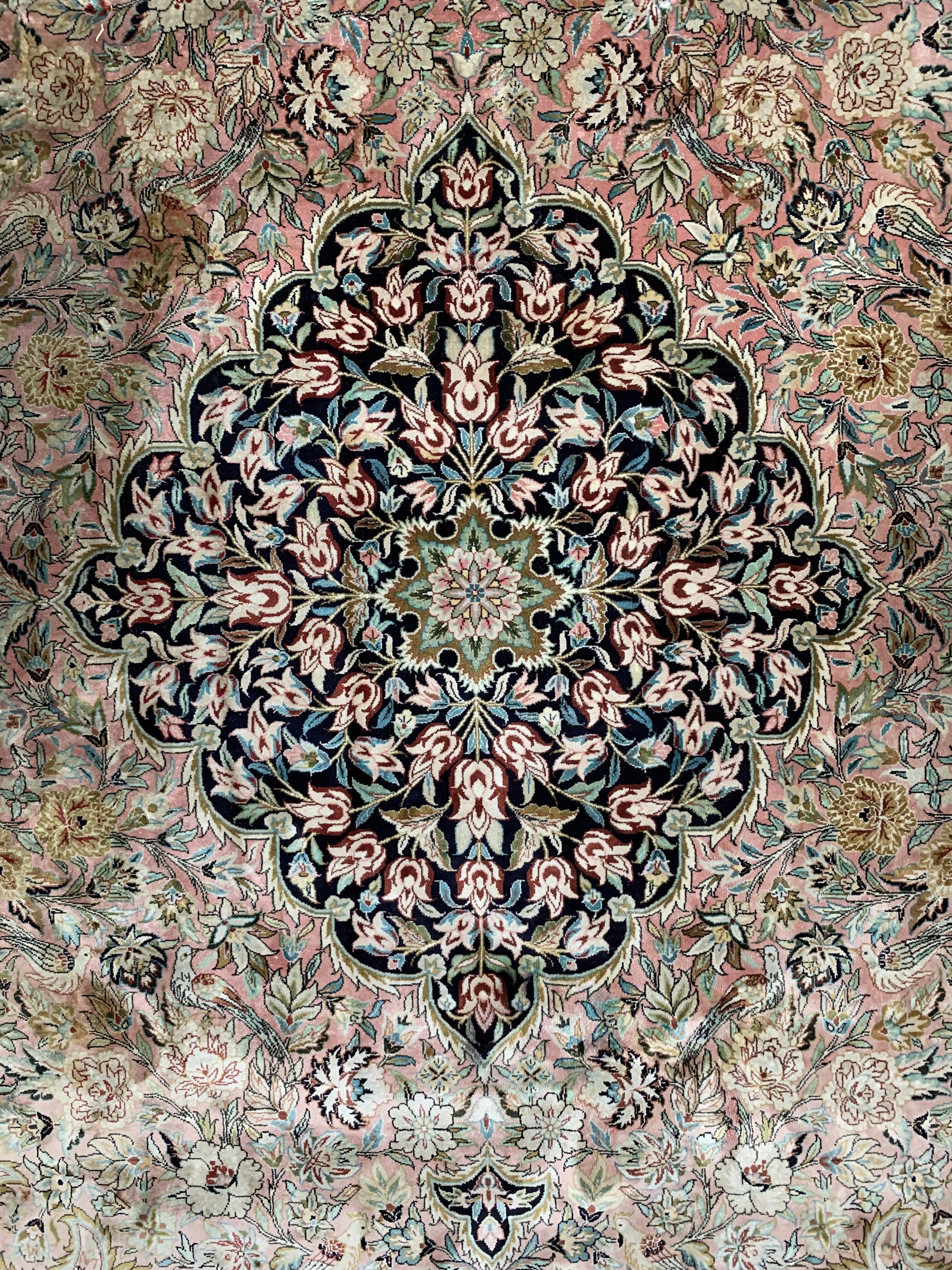 Detail c: China Seide, Ende 20.Jhd, Seide auf Baumwolle, ca. 308 x 209 cm, EHZ: 2(Stark verschmutzt)