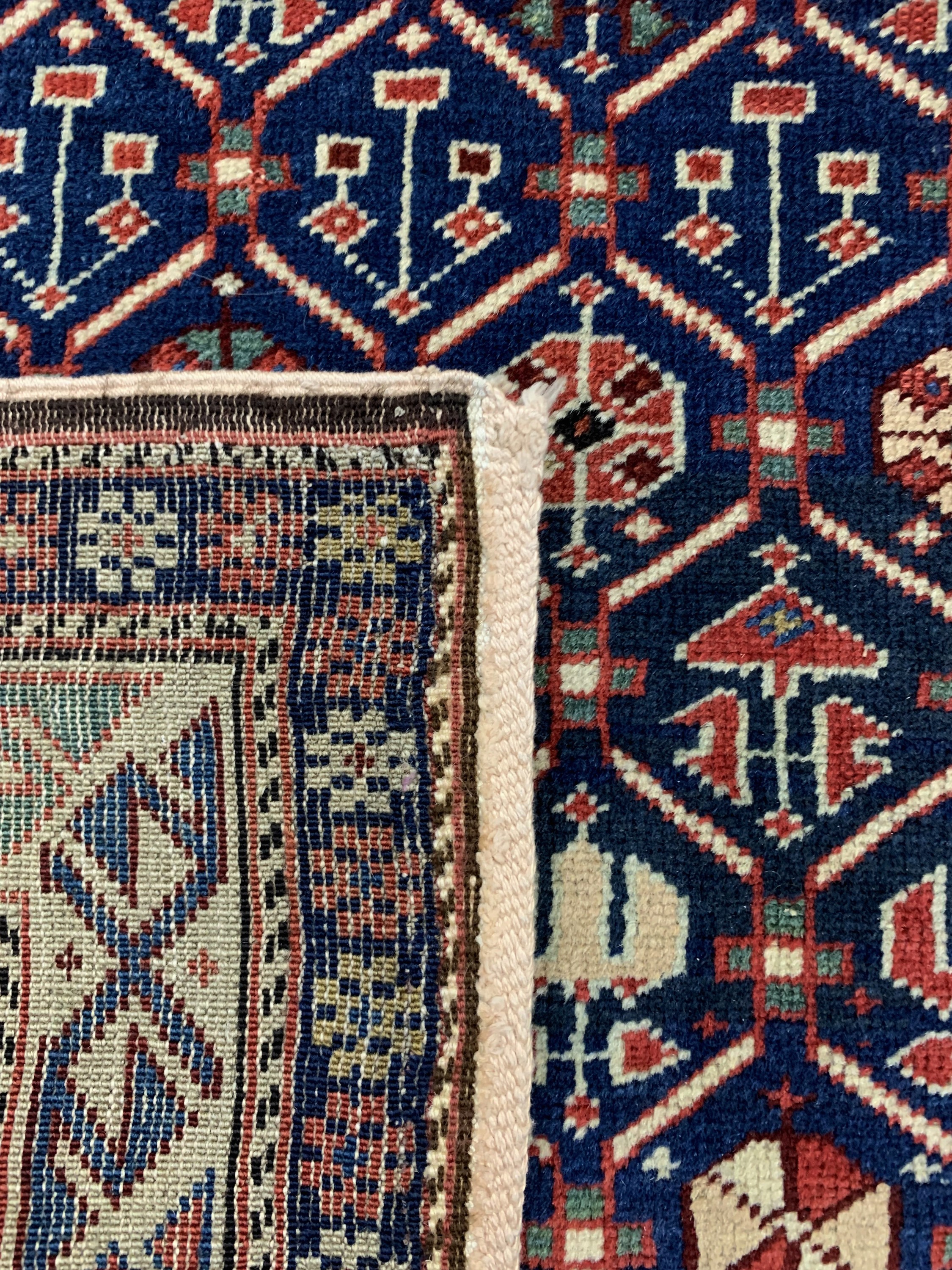 Detail e: Schirwan"Gebetsteppich", Kaukasus, 19.Jhd, Wolle auf Wolle mit Seiden Highlights, ca. 159x 103 cm, EHZ: 2-3(restauriert).