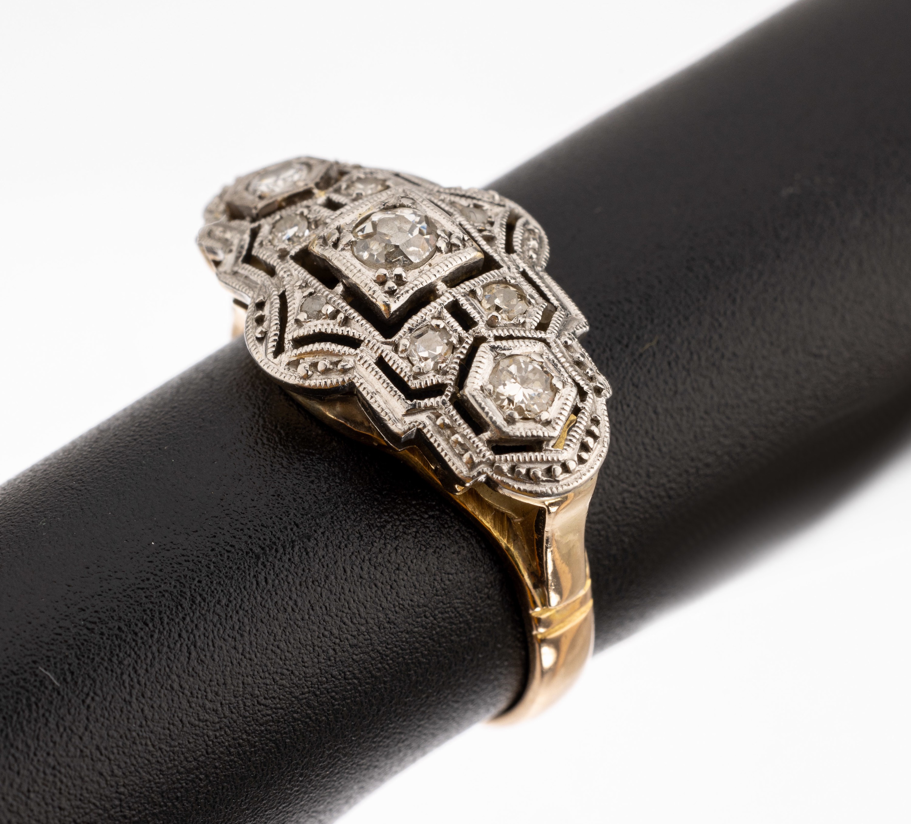 18 kt Gold Art Deco Diamant-Ring, 1920er Jahre, GG/WG 750/000, Ringkopf schauseitig WG, durchbrochen, 9 Altschliffdiamanten und Diamantrosen zus. ...