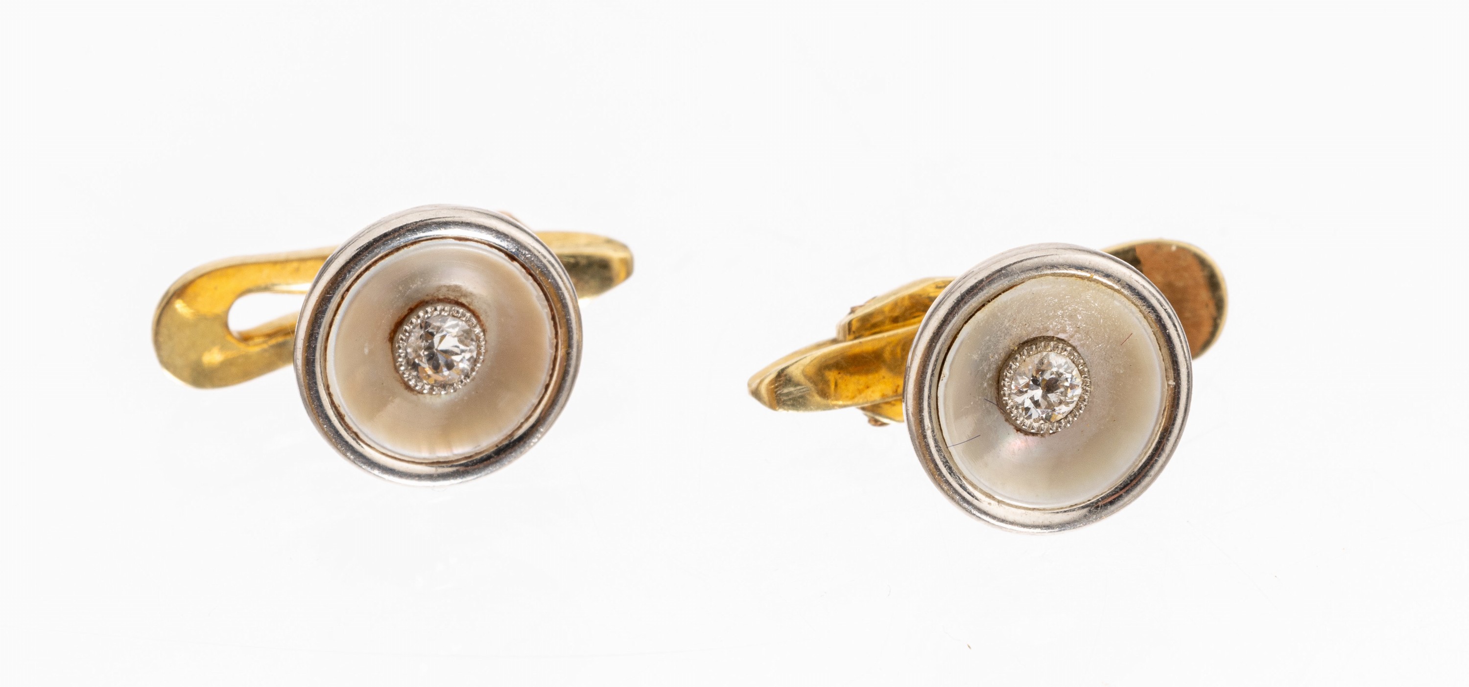 Paar 14 kt Gold Diamant-Frackknöpfe, GG 585/000, um 1900, rund, Perlmutteinlage, 2 Altschliffdiamanten zus. ca. 0.08 ct Weiß/si, ca. 3.2 g
