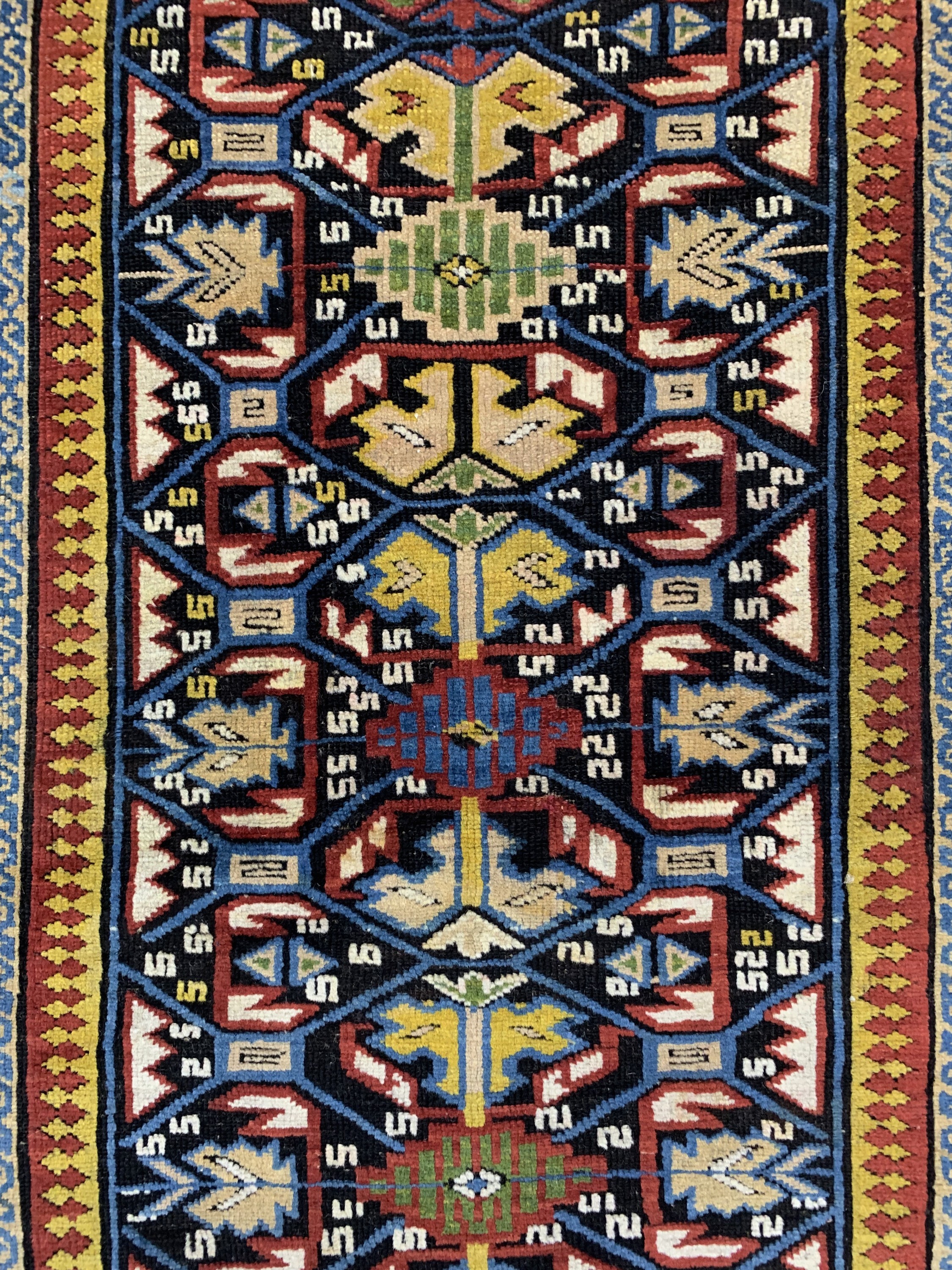 Detail c: Schirwan antik, Kaukasus, 19.Jhd, Wolle aufWolle, ca. 191 x 105 cm, EHZ: 2-3