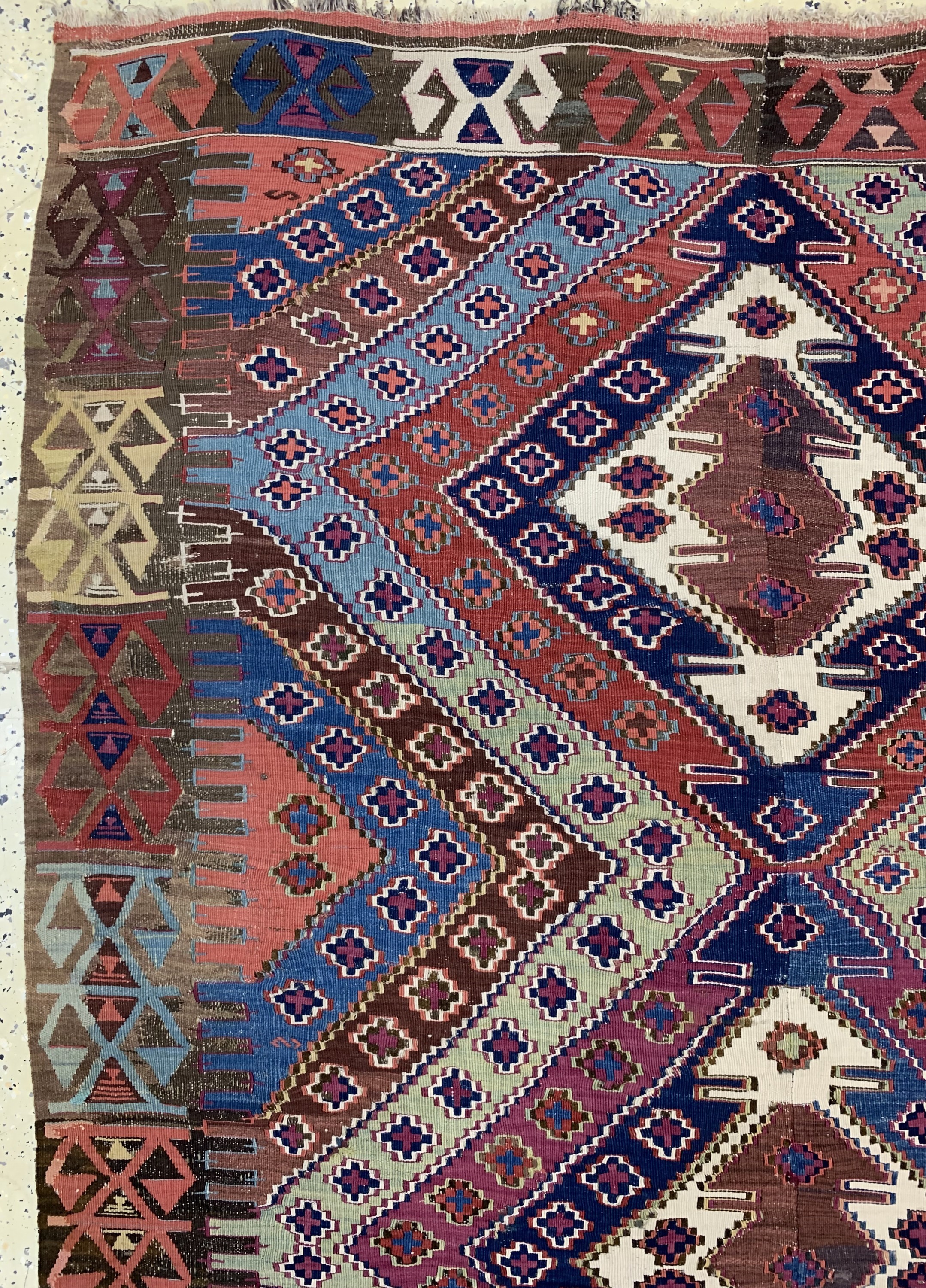 Detail a: Anatol-Kelim antik(2 Bahnig), Türkei, 19.Jhd, Wolle auf Wolle, ca. 400 x 146 cm, EHZ: 2(restauriert).