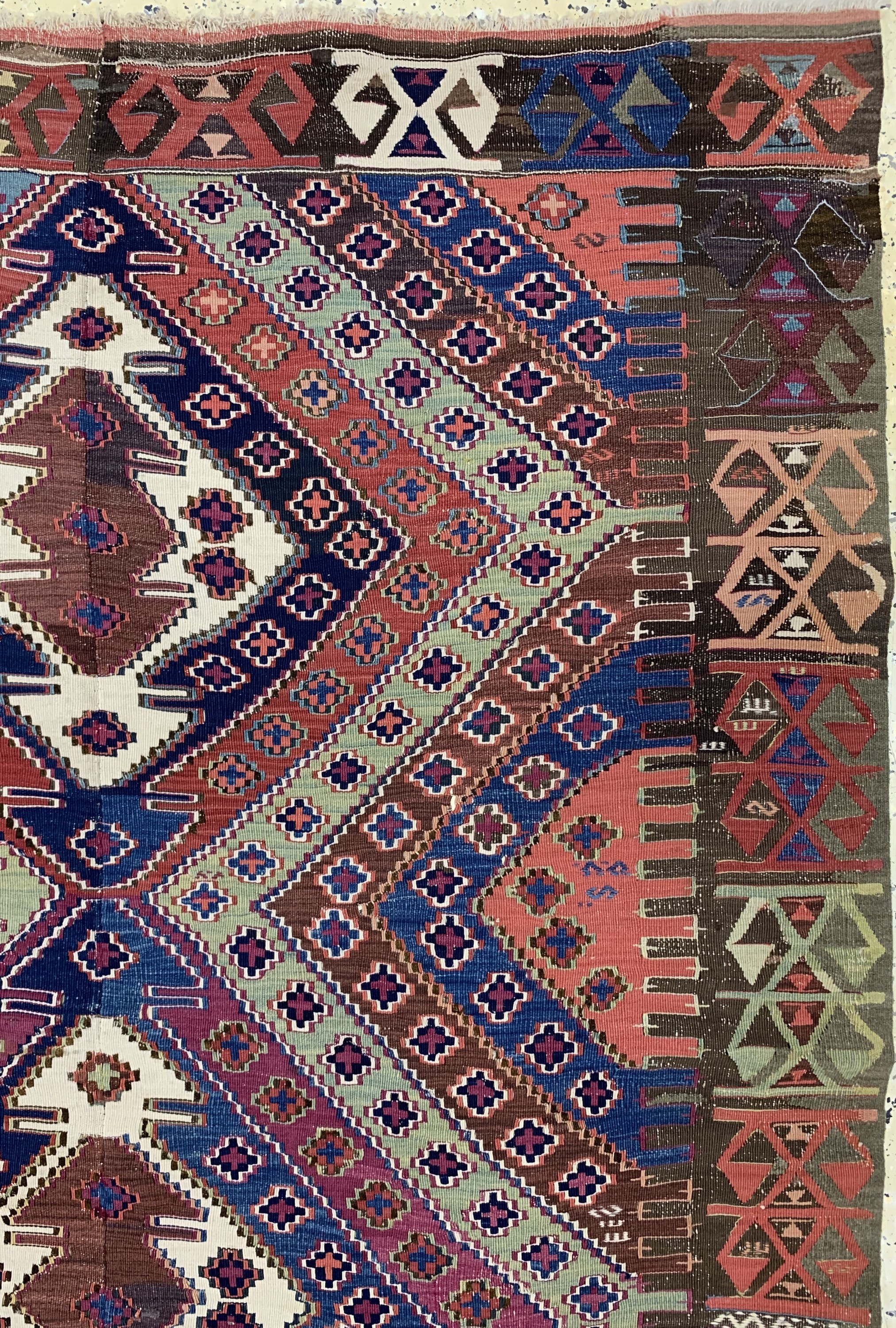 Detail b: Anatol-Kelim antik(2 Bahnig), Türkei, 19.Jhd, Wolle auf Wolle, ca. 400 x 146 cm, EHZ: 2(restauriert).
