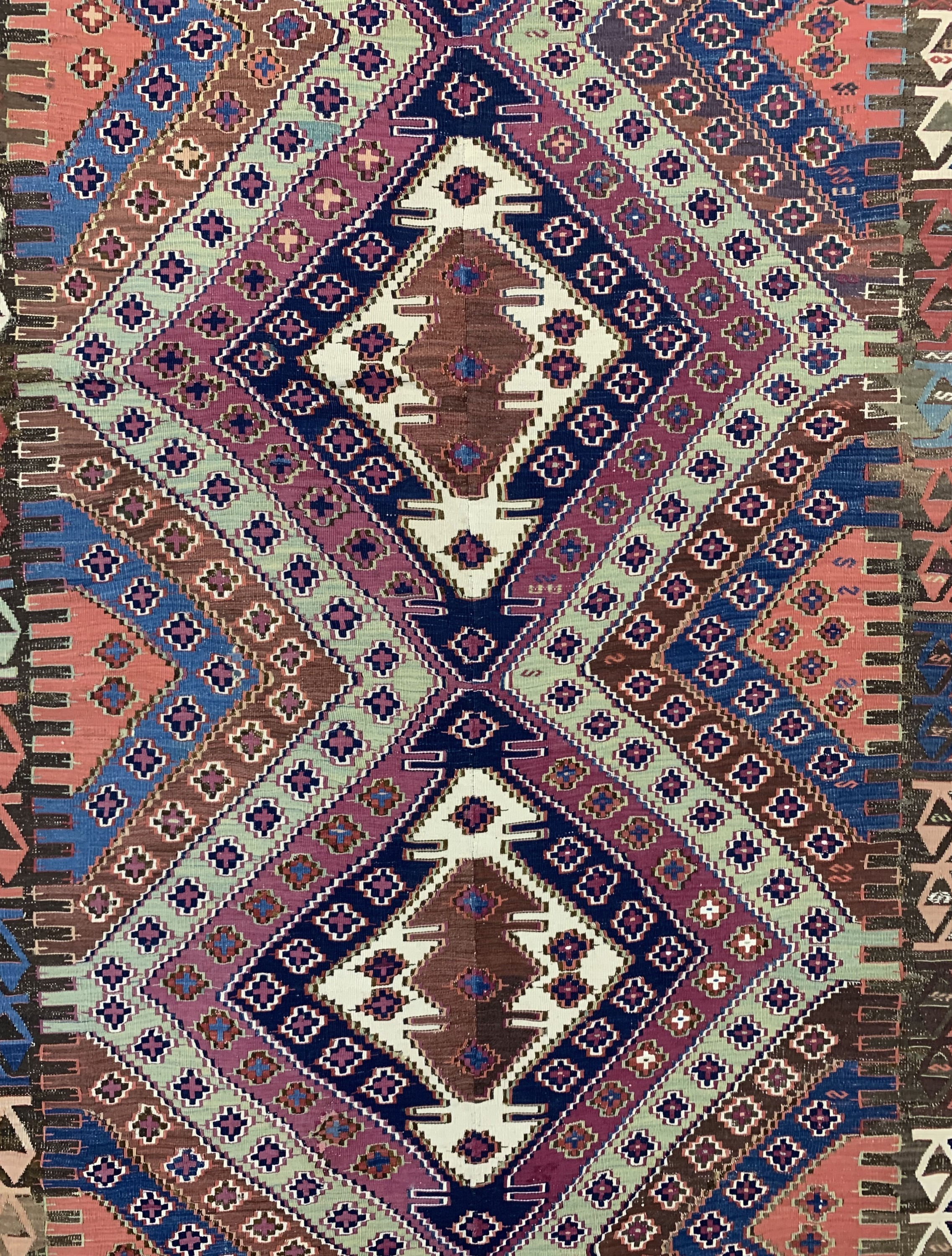 Detail c: Anatol-Kelim antik(2 Bahnig), Türkei, 19.Jhd, Wolle auf Wolle, ca. 400 x 146 cm, EHZ: 2(restauriert).