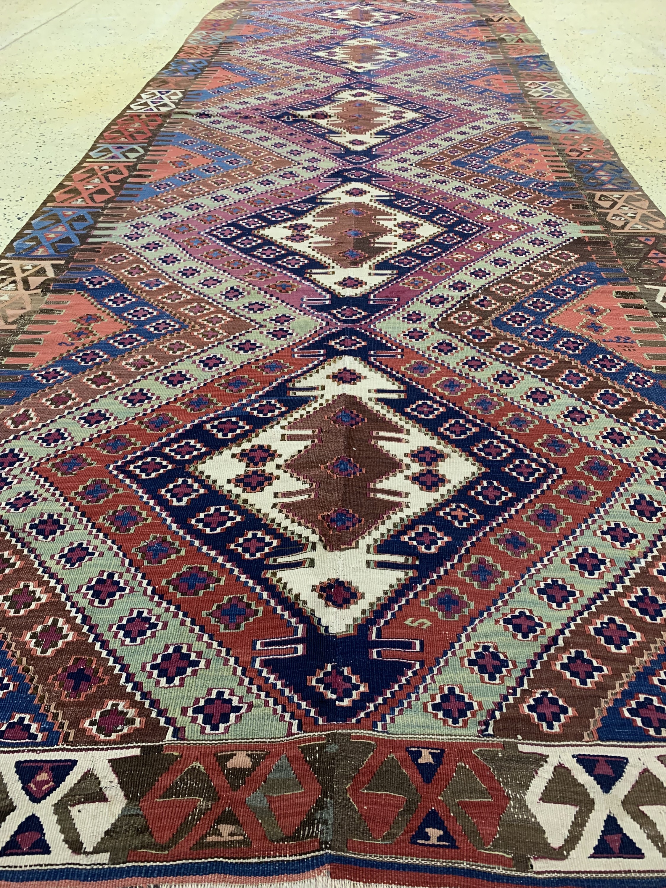 Detail d: Anatol-Kelim antik(2 Bahnig), Türkei, 19.Jhd, Wolle auf Wolle, ca. 400 x 146 cm, EHZ: 2(restauriert).