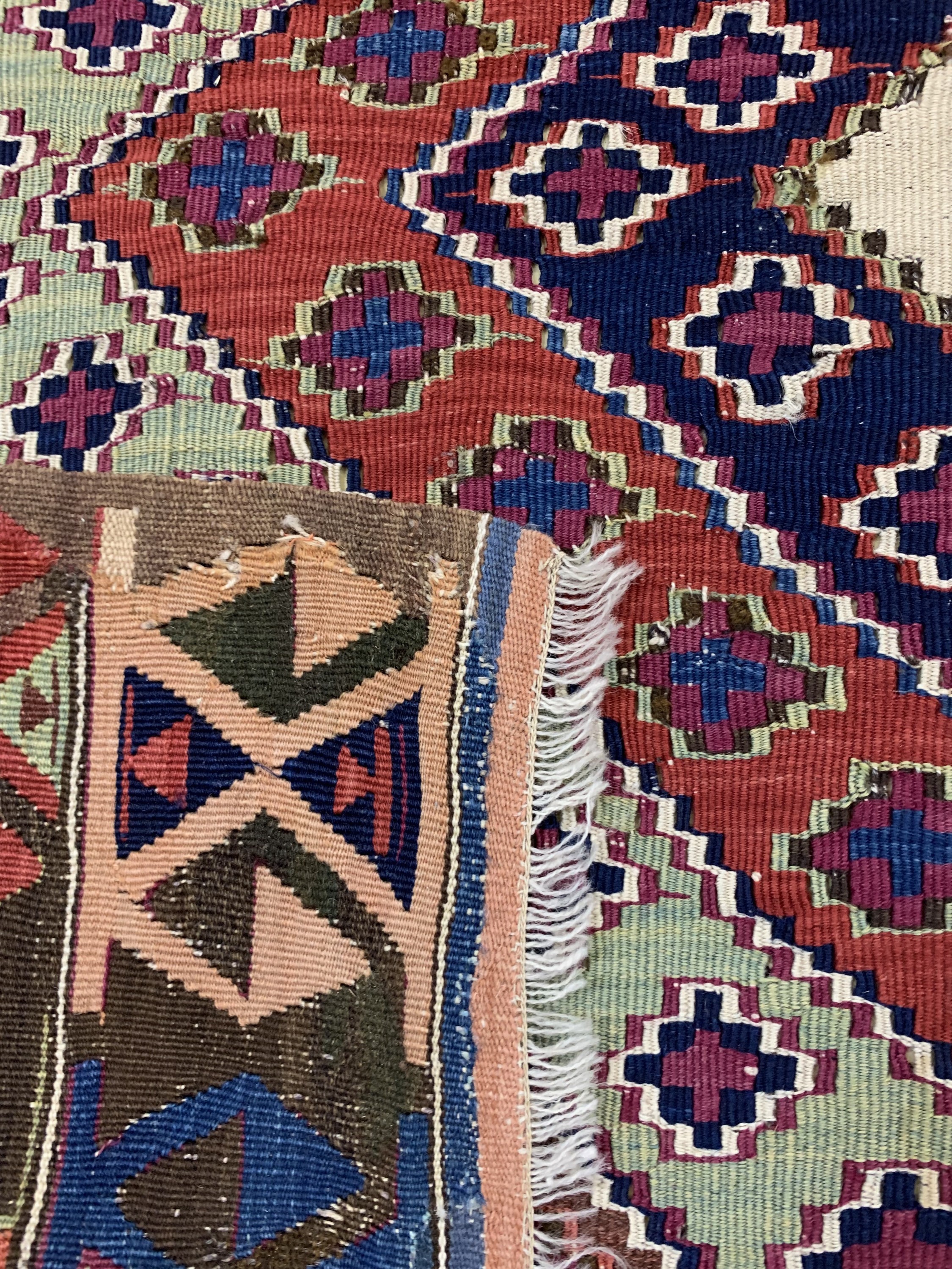 Detail e: Anatol-Kelim antik(2 Bahnig), Türkei, 19.Jhd, Wolle auf Wolle, ca. 400 x 146 cm, EHZ: 2(restauriert).