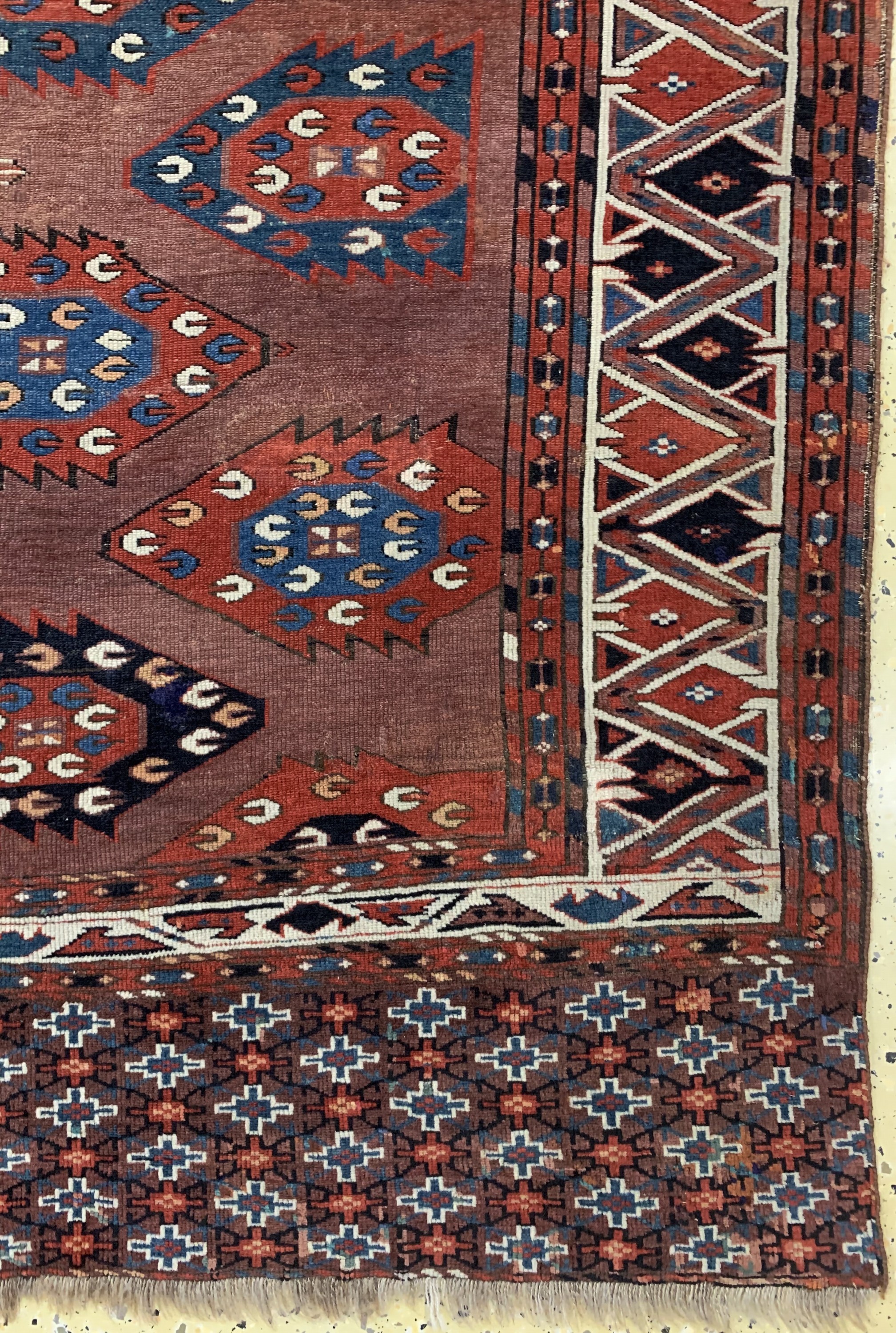 Detail a: "C-Gül"Hauptteppich antik, Turkmenistan, Mitte 19.Jhd, Wolle auf Wolle, ca. 293 x 162 cm, EHZ: 2-3(Alte Restaurierungen).