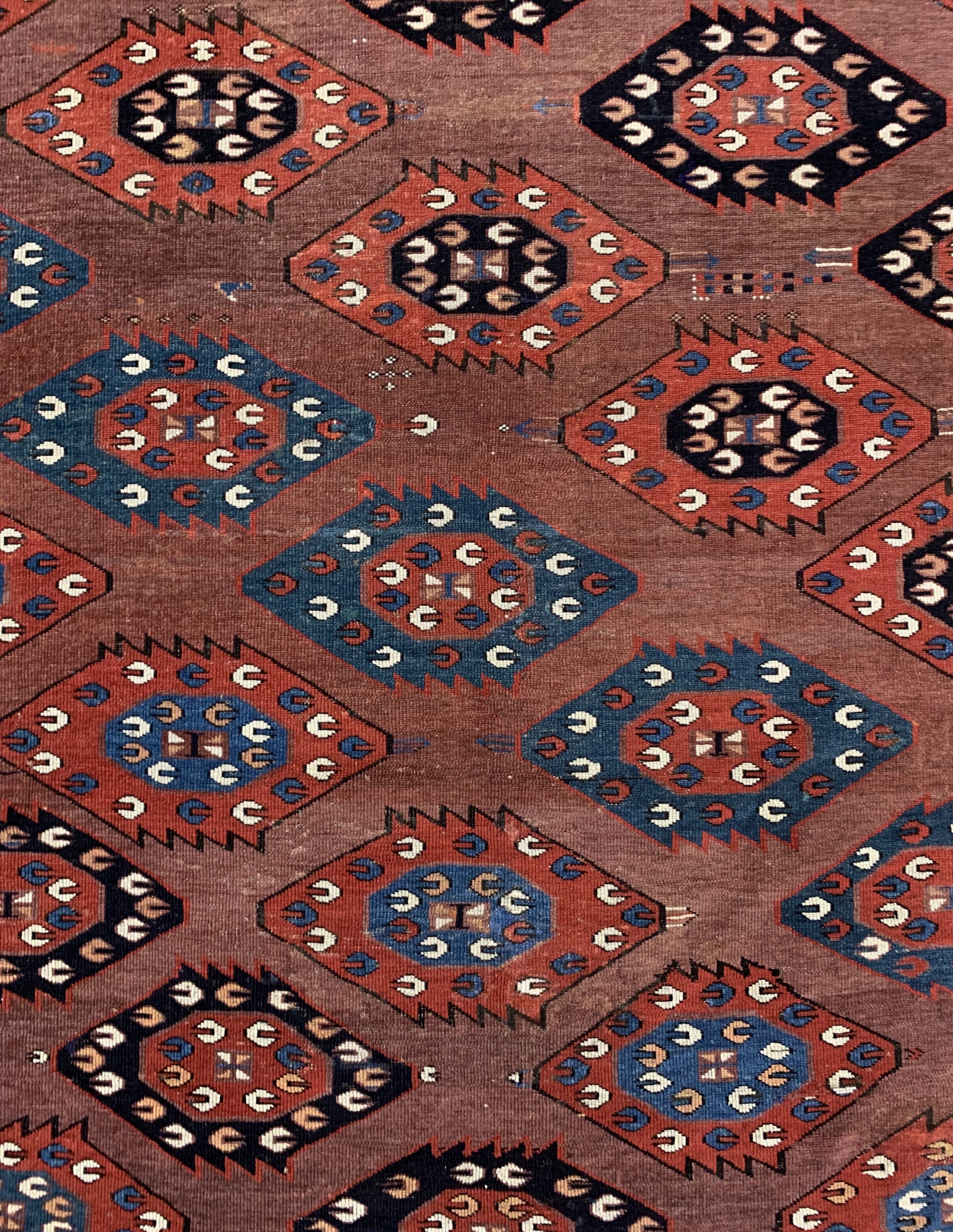 Detail c: "C-Gül"Hauptteppich antik, Turkmenistan, Mitte 19.Jhd, Wolle auf Wolle, ca. 293 x 162 cm, EHZ: 2-3(Alte Restaurierungen).