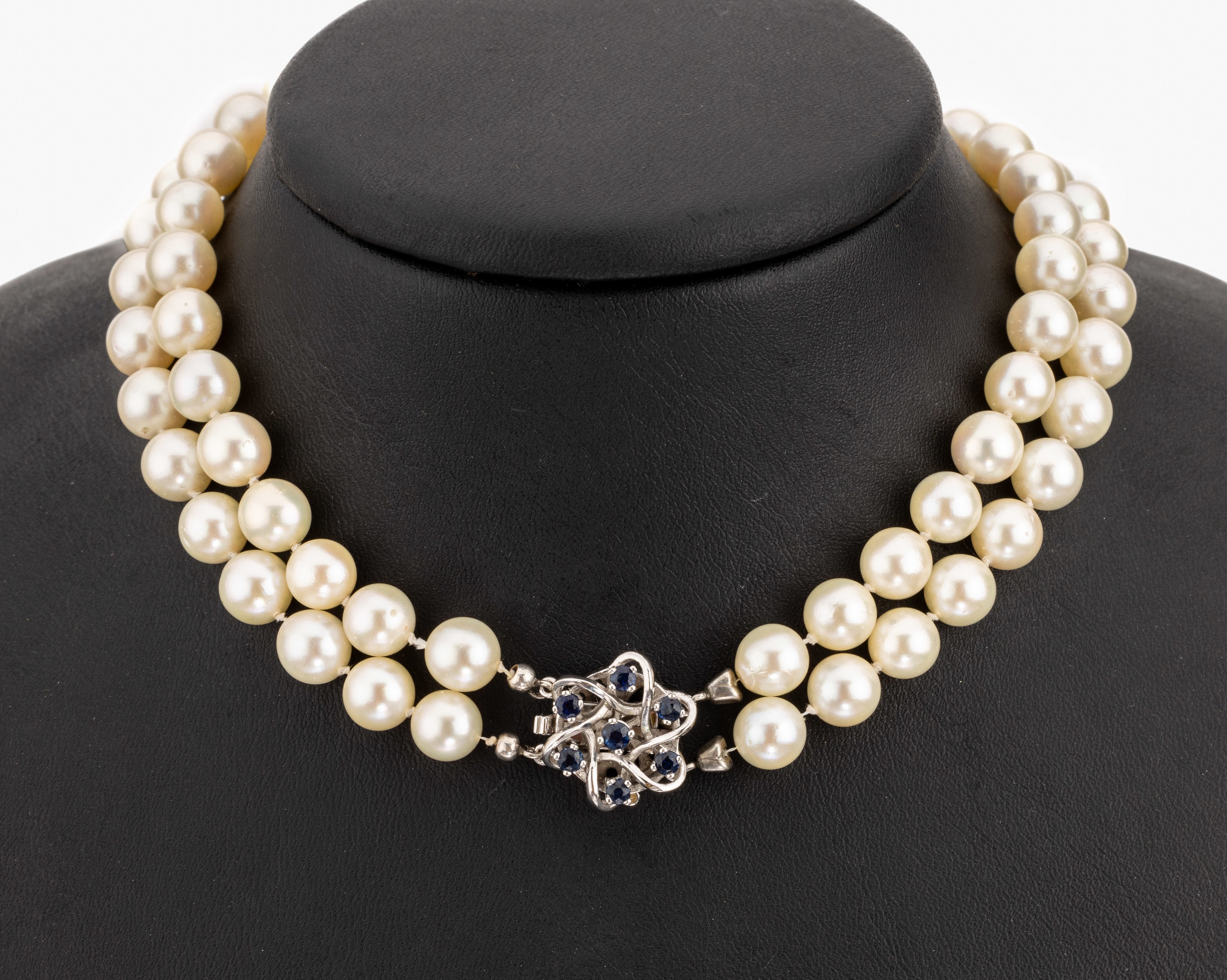 Zuchtperl-Collier mit 14 kt Gold Saphir- Schmuckschliesse, WG 585/000, 2-rhg. Akoyazuchtperlen, D. ca. 7.5-8 mm, Kastenschloss mit 7 rundfacett. ...
