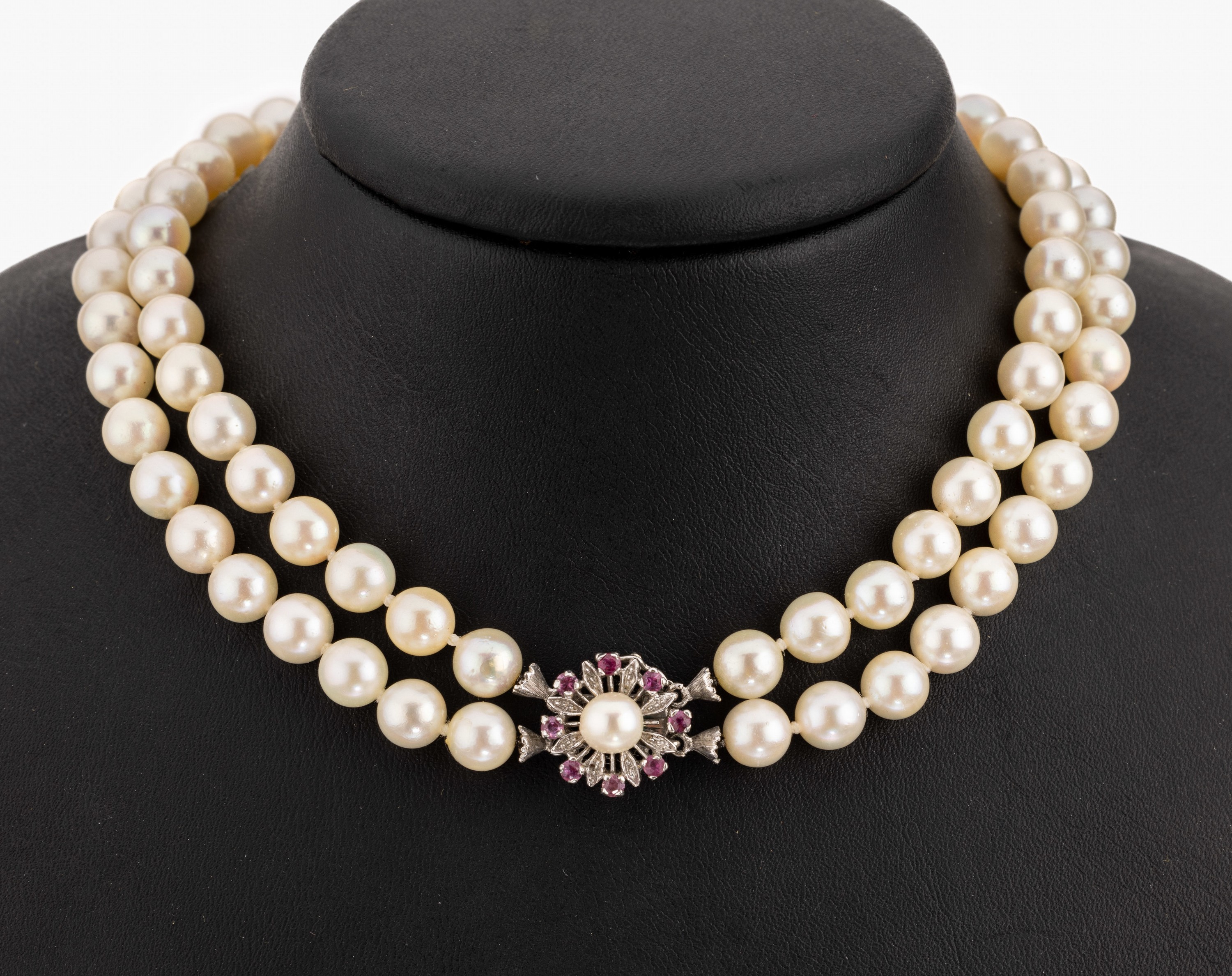 Zuchtperl-Collier mit 18 kt Gold Rubin- Schmuckschliesse, WG 750/000, 2-rhg. Akoyazuchtperlen, D. ca. 7.5-8 mm, Kastenschloss mit 8 rundfacett. ...