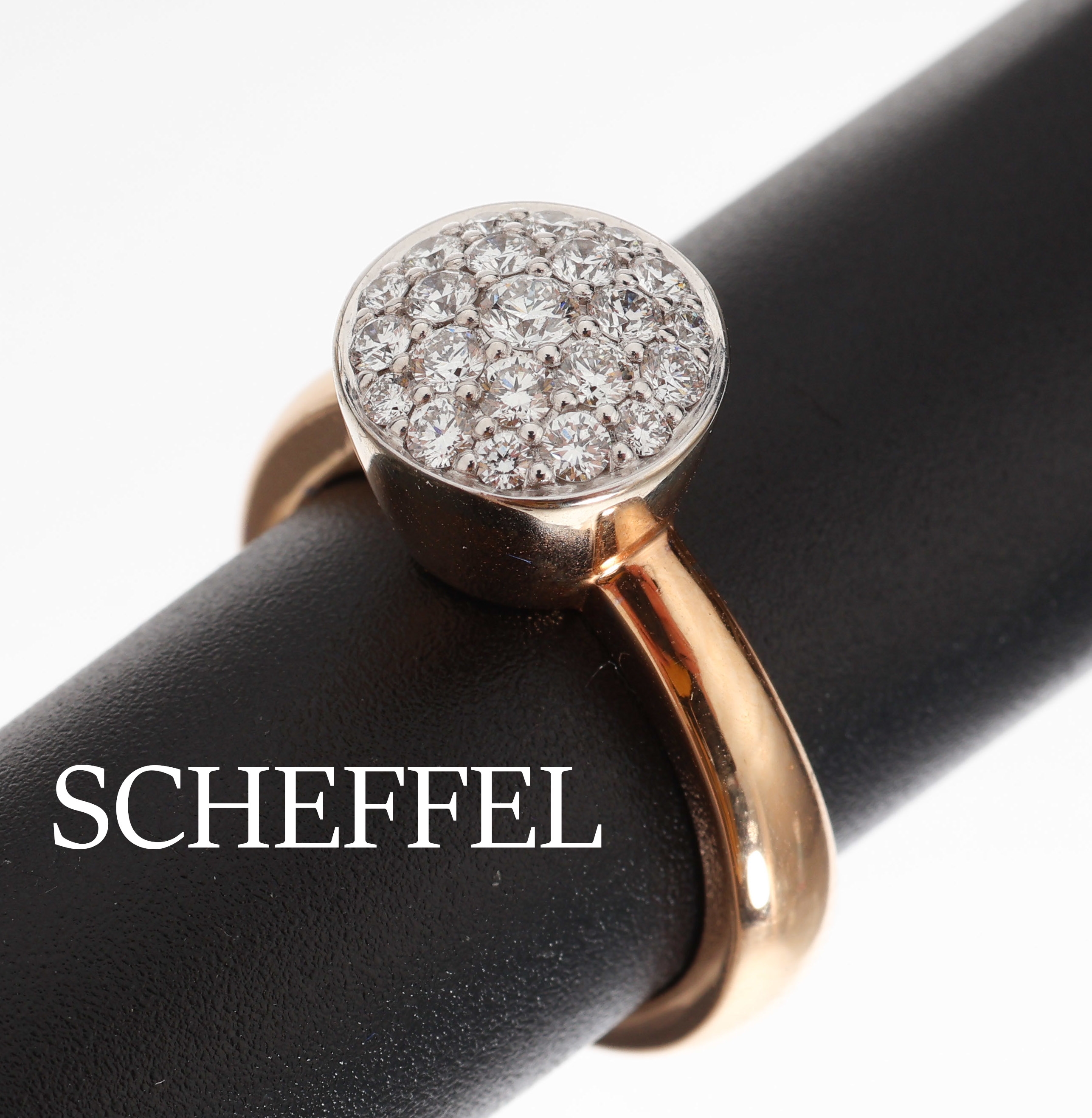 18 kt Gold SCHEFFEL Brillant-Ring, GG 750/000, runder Ringkopf mit 22 Brillanten zus. ca. 0.58 ct (grav.) feines Weiß/vs, RW 55, ca. 10.4 g