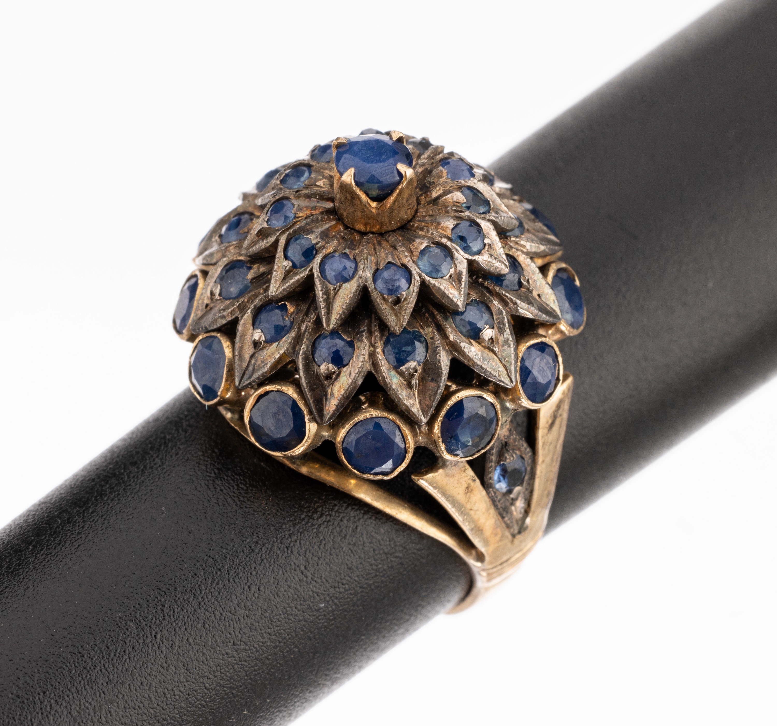 14 kt Gold Saphir-Pagodenring, GG 585/000, hoch aufgebauter Ringkopf, 39 rundfacett. Saphire zus. ca. 2.0 ct, RW 52, ca. 8.0 g