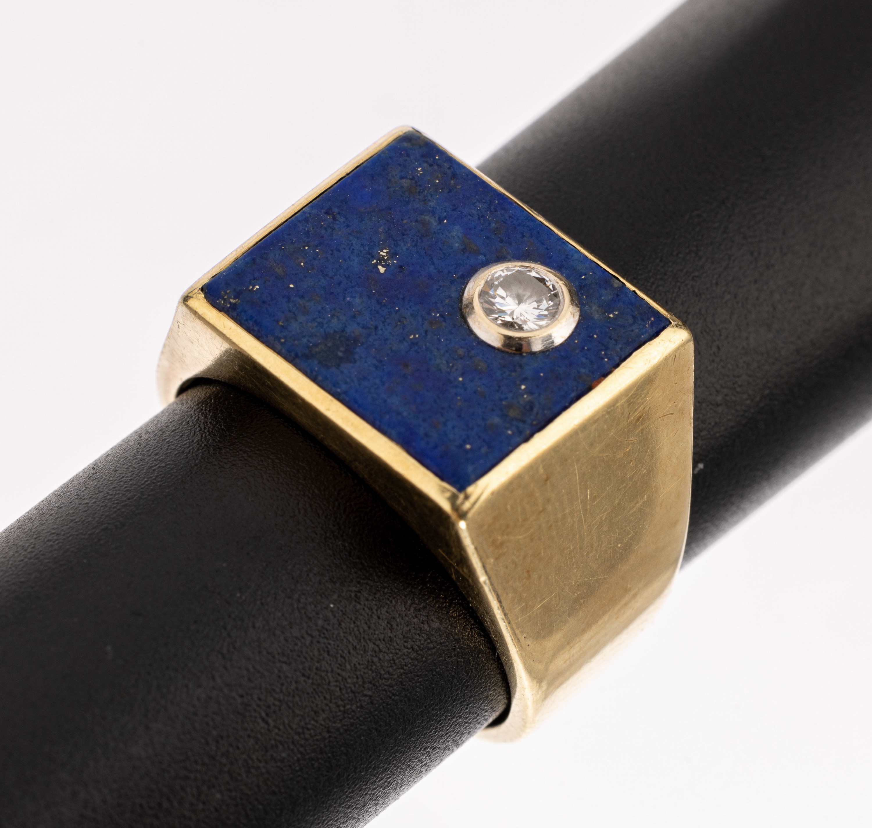 14 kt Gold Lapislazuli-Brillant-Ring, GG 585/000, rechteckiger Ringkopf mit LapislazuliEinlage, 1 Brillant ca. 0.20 ct Weiss/p, RW 64,ca. 11.7 g