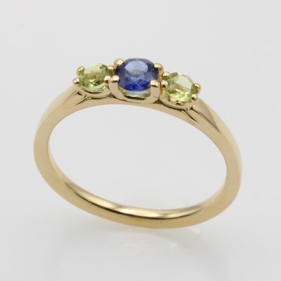 Image Ring mit Saphir und Peridots, GG 750/000, 3 Farbsteine in Krappenfassungen, RW ca. 53 ...