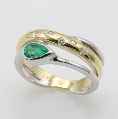 Image Ring mit Smaragd und Brillanten, GG/WG 585/ 000, tropfenf. Smaragd, 5 Brill. in GG ...