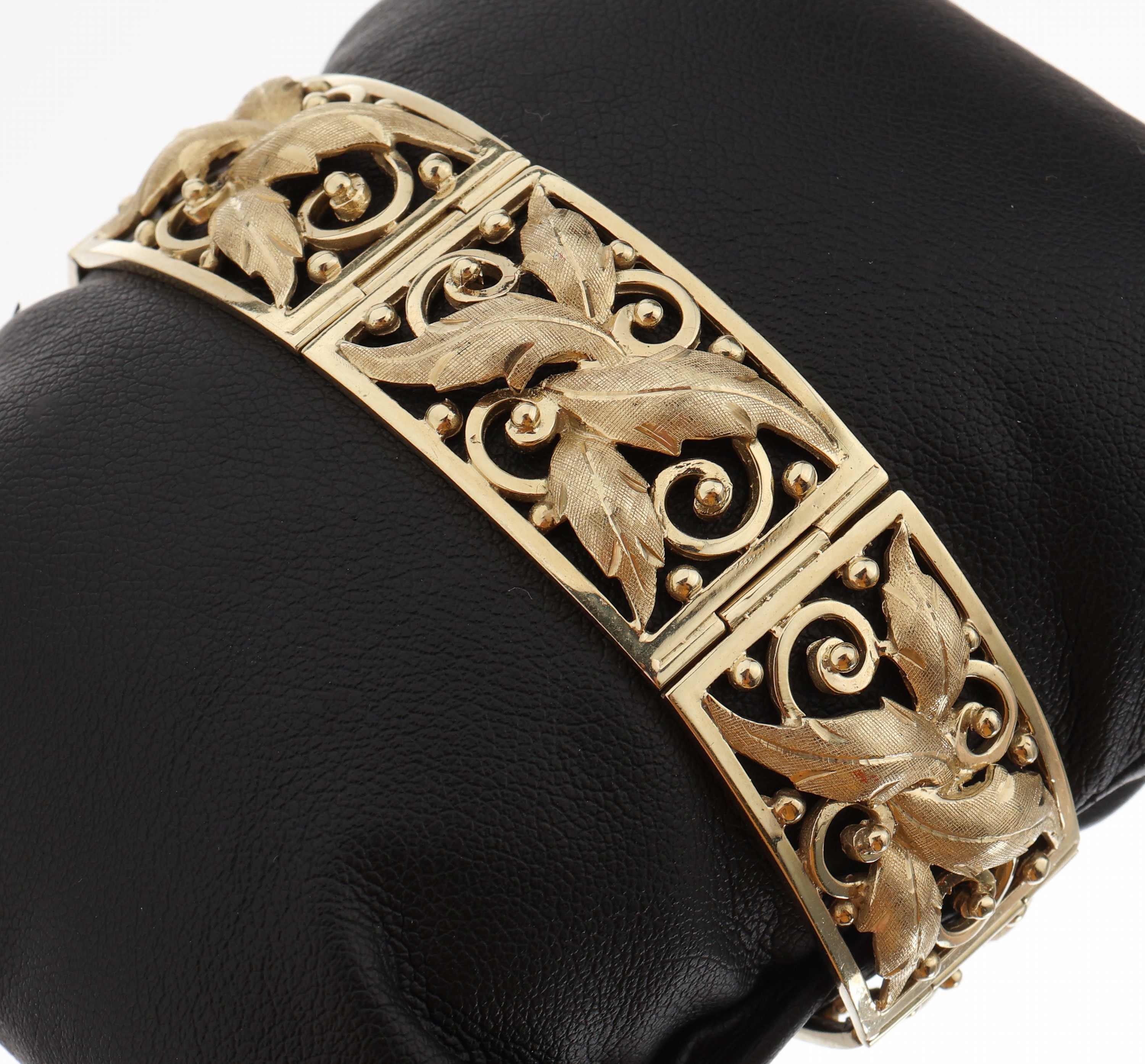 14 kt Gold Armband, GG 585/000, Durchbrucharbeit, florale Gestaltung, z.T. sat. u. pol., Granulat Verzierung, Handarbeit,L. ca. 18 cm, Kastenschloss ...