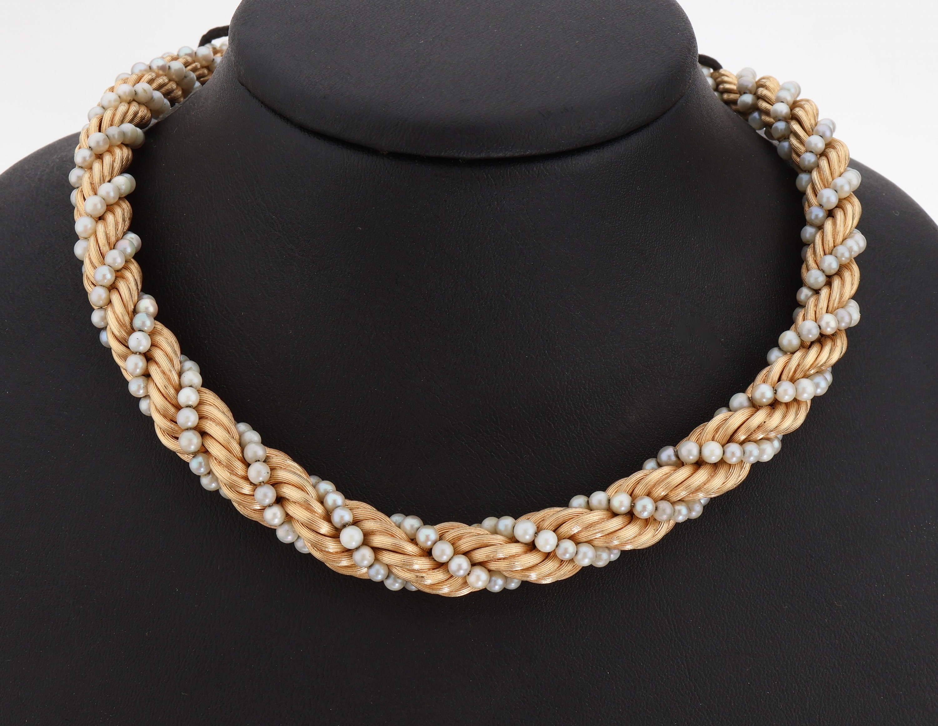 18 kt Gold Zuchtperl-Collier, GG 750/000, strukturiert, geflochten, Zuchtperlen gedreht,L. ca. 61.2 cm, Kastenschloss mit Sicherheitsacht, ...