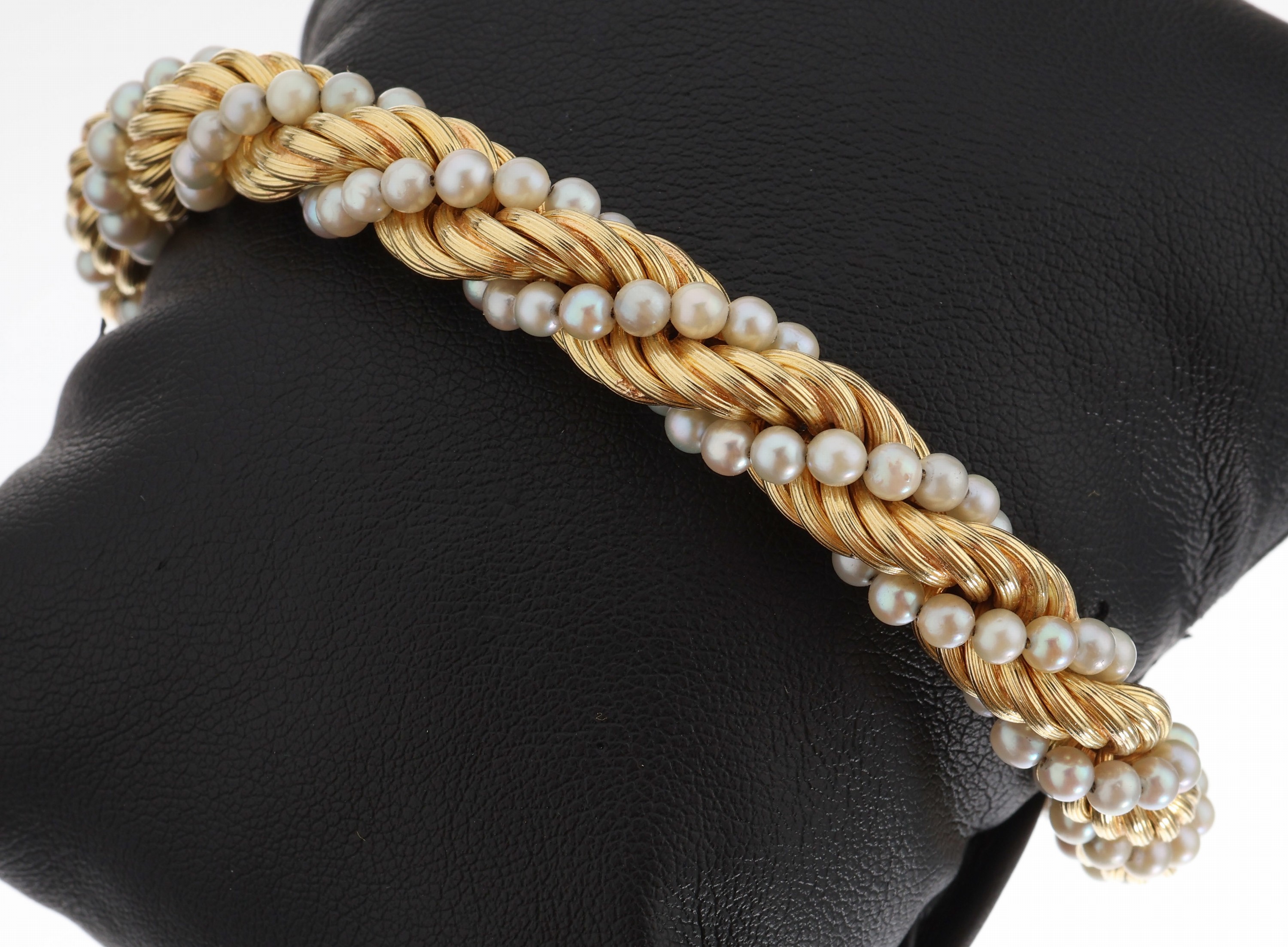 18 kt Gold Zuchtperl-Armband, GG 750/000, strukturiert, geflochten, Zuchtperlen gedreht,L. ca. 20 cm, Schliesse bes. mit kl. rundfacett. Saphire, ...