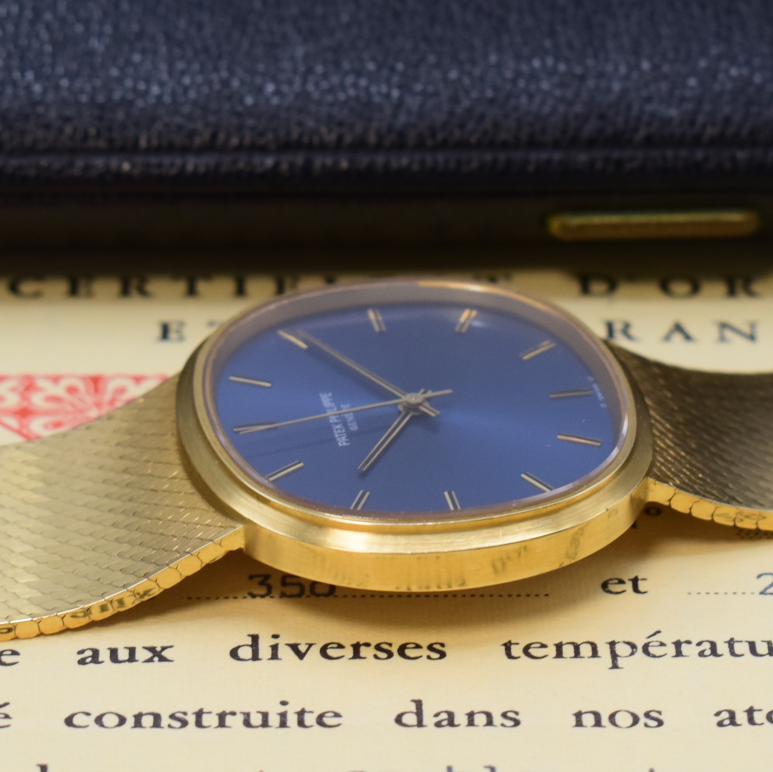 Detail d: PATEK PHILIPPE Herrenarmbanduhr in GG 750/000 an Goldband Referenz 3586/1, Schweiz um 1973, Automatik, verschr. Geh., integr. orig. Milanaiseband, ...