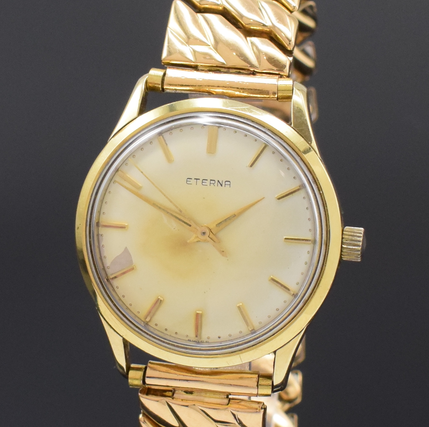 Detail a: ETERNA Herrenarmbanduhr in GG 585/000 Referenz 606 BT an GG 750/000 Flexband, Handaufzug, Schweiz Ende 1950er Jahre, Boden m. Widmungsgravur ...