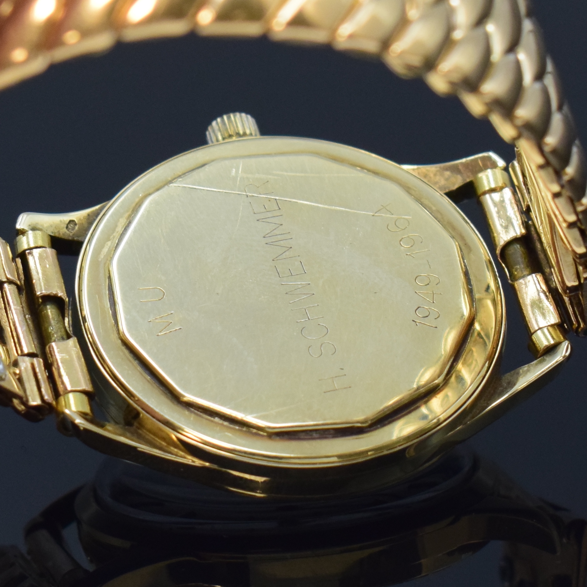 Detail c: ETERNA Herrenarmbanduhr in GG 585/000 Referenz 606 BT an GG 750/000 Flexband, Handaufzug, Schweiz Ende 1950er Jahre, Boden m. Widmungsgravur ...