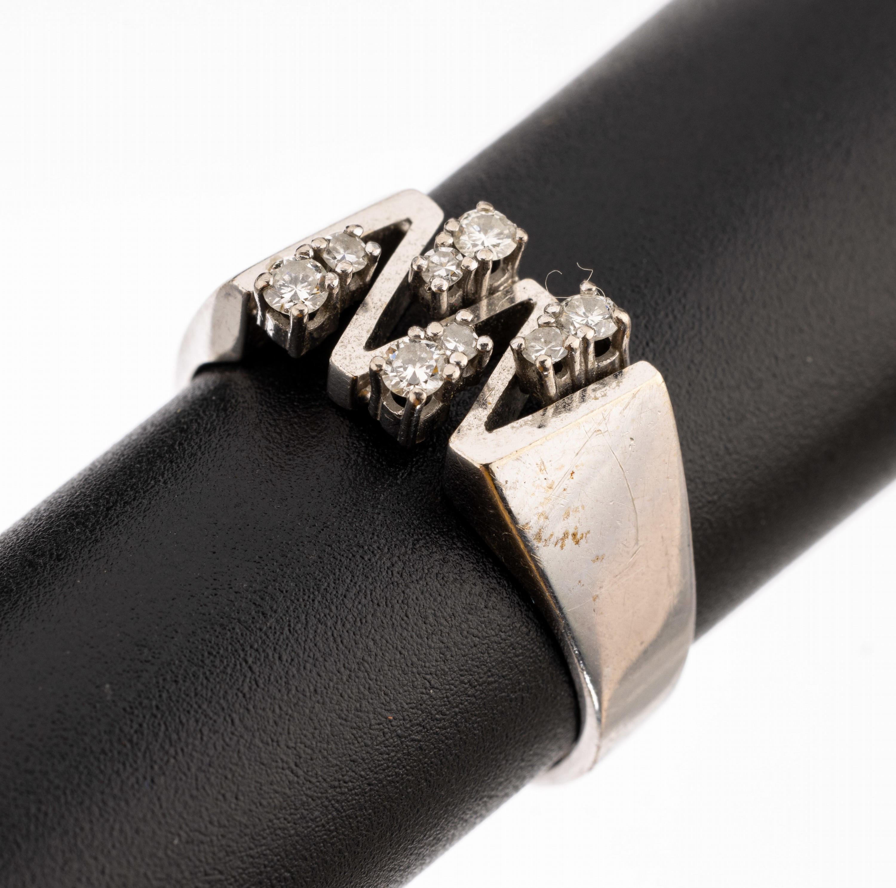 14 kt Gold Diamant-Ring, WG 585/000, im Wechsel mit 4 Brillanten und 4 8/8-Diamanten zus. ca. 0.26 ct Weiss/si, RW 61, ca. 7.1 g