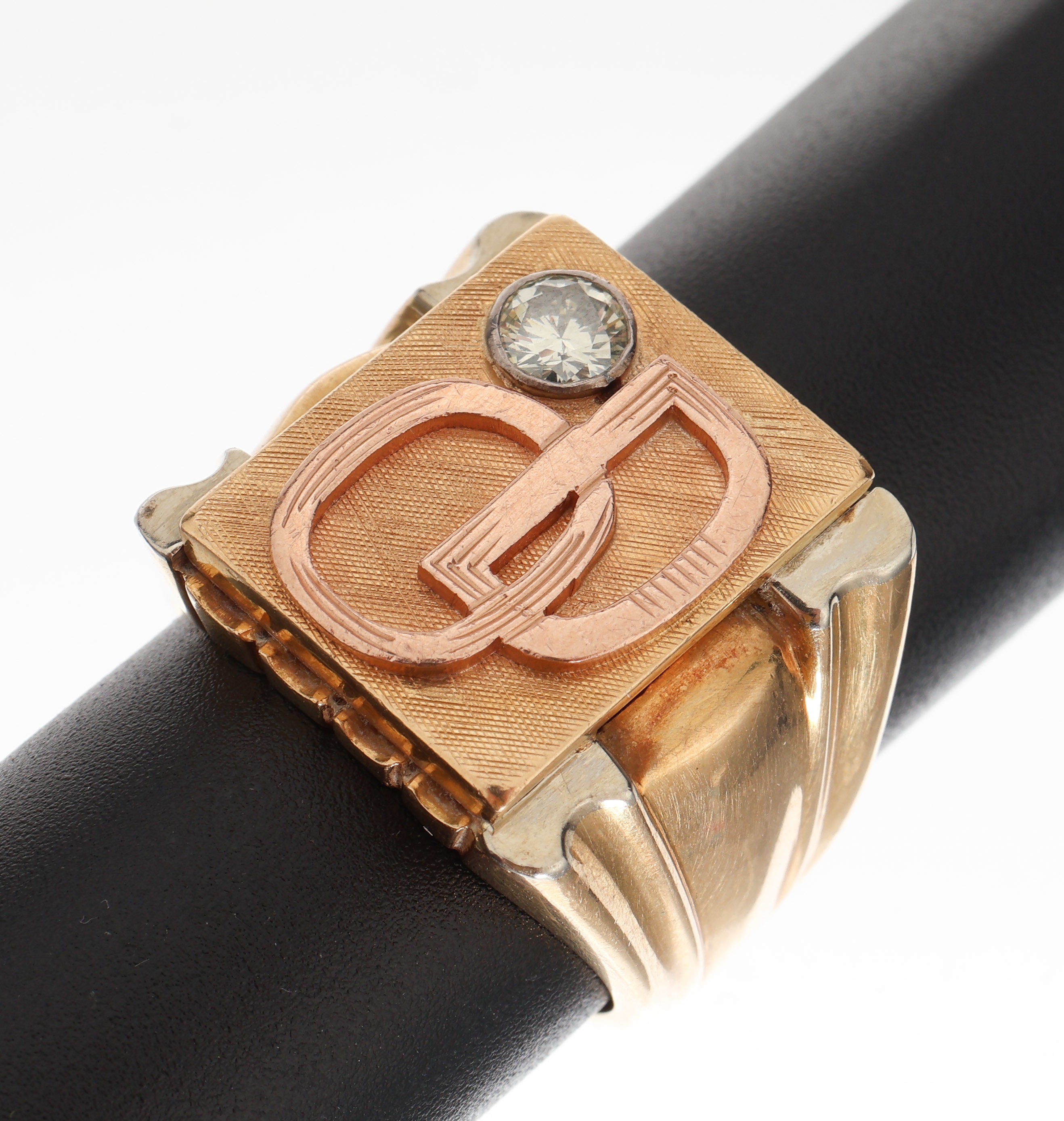 Massiver 18 kt Gold Brillant-Herrenring, GG/RG/WG 750/000, aufgelegte GG Platte mit Monogram in RG "OD", oberhalb mit einem in WG ...