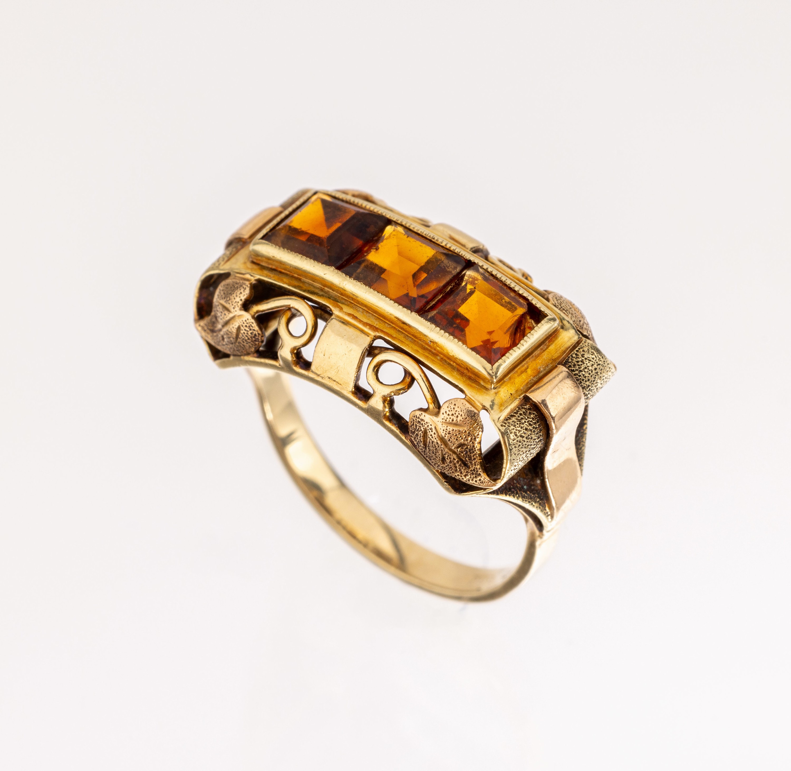 14 kt Gold Citrin-Ring, deutsch um 1940er Jahre, GG 585/000, 3 facett. Citrin-Carreeszus. ca. 1.60 ct, mit floraler Unterkaderung, RW 56, ca. 4.9 g, ...