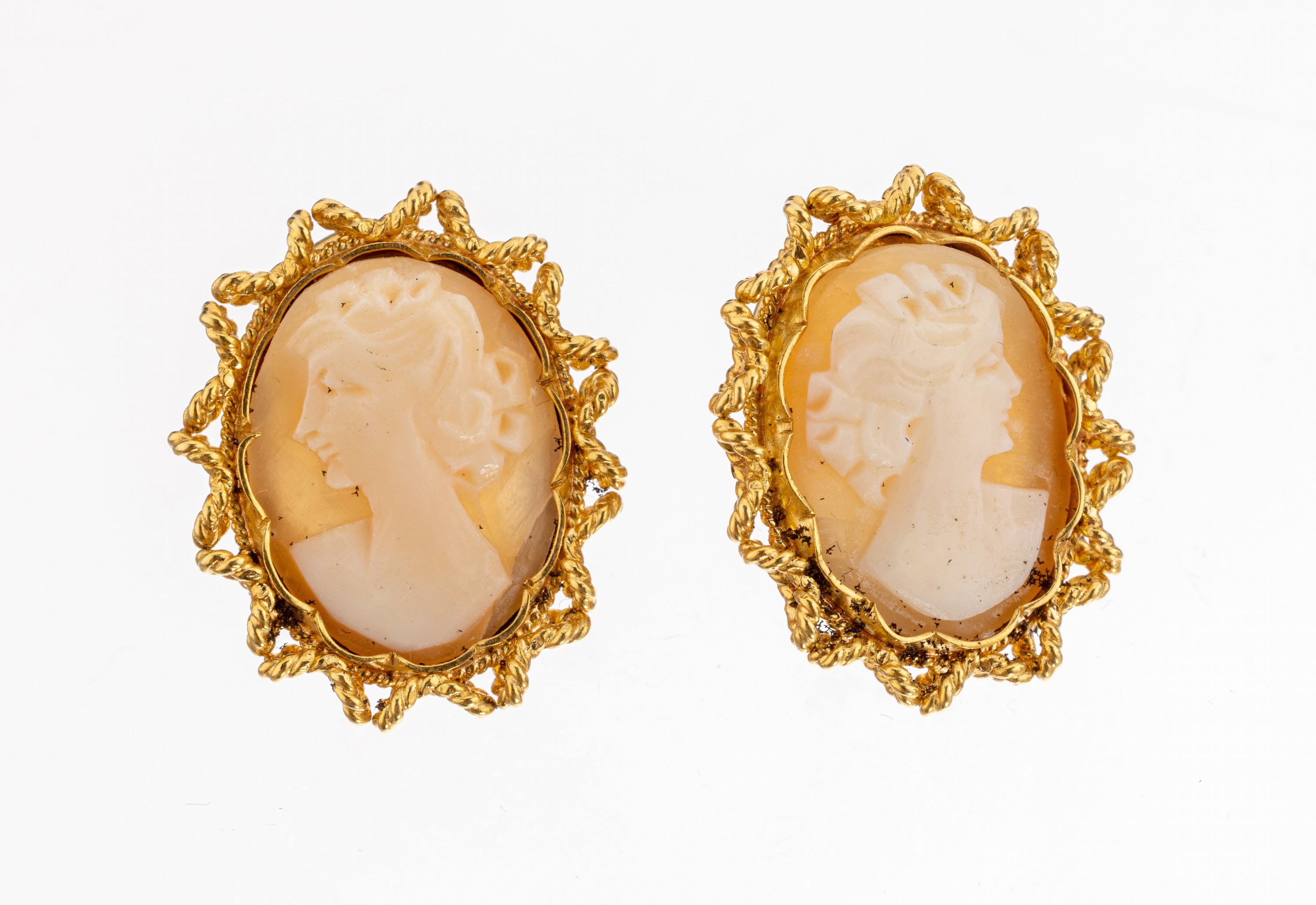 18 kt Gold Kamee Ohrclips, GG 750/000, ovale Muschelkamee mit Darstellung einer jungen Dame im Profil, Kordelrandverz., L. ca. 2 cm, ca. 9.4 g