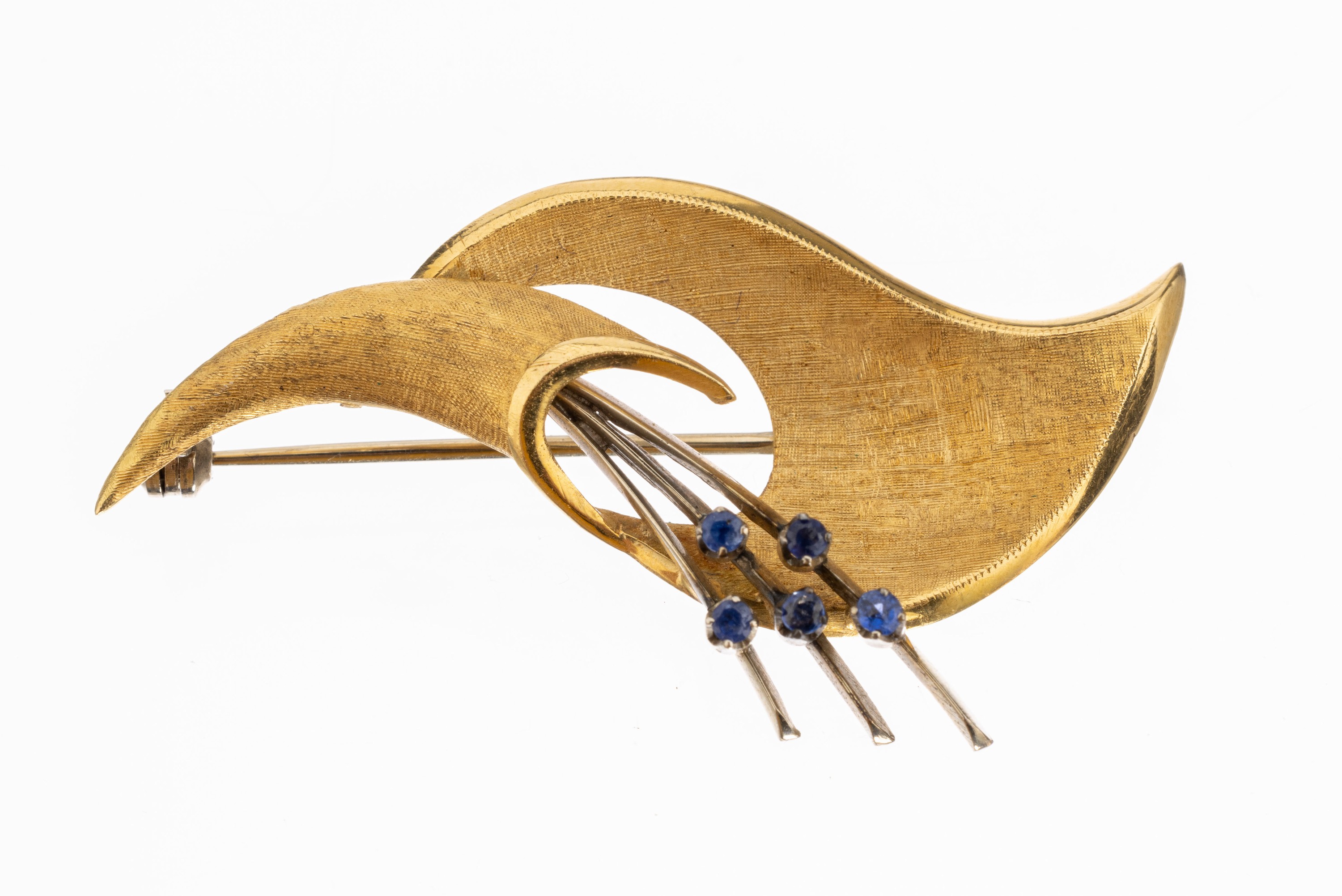 18 kt Gold Brosche, Italien GG/WG 750/000, abstrakte florale Form, z.T. strukturiert und pol., 5 rundfacett. Saphire, L. ca. 5 cm, ca. 6.2 g, (min. ...