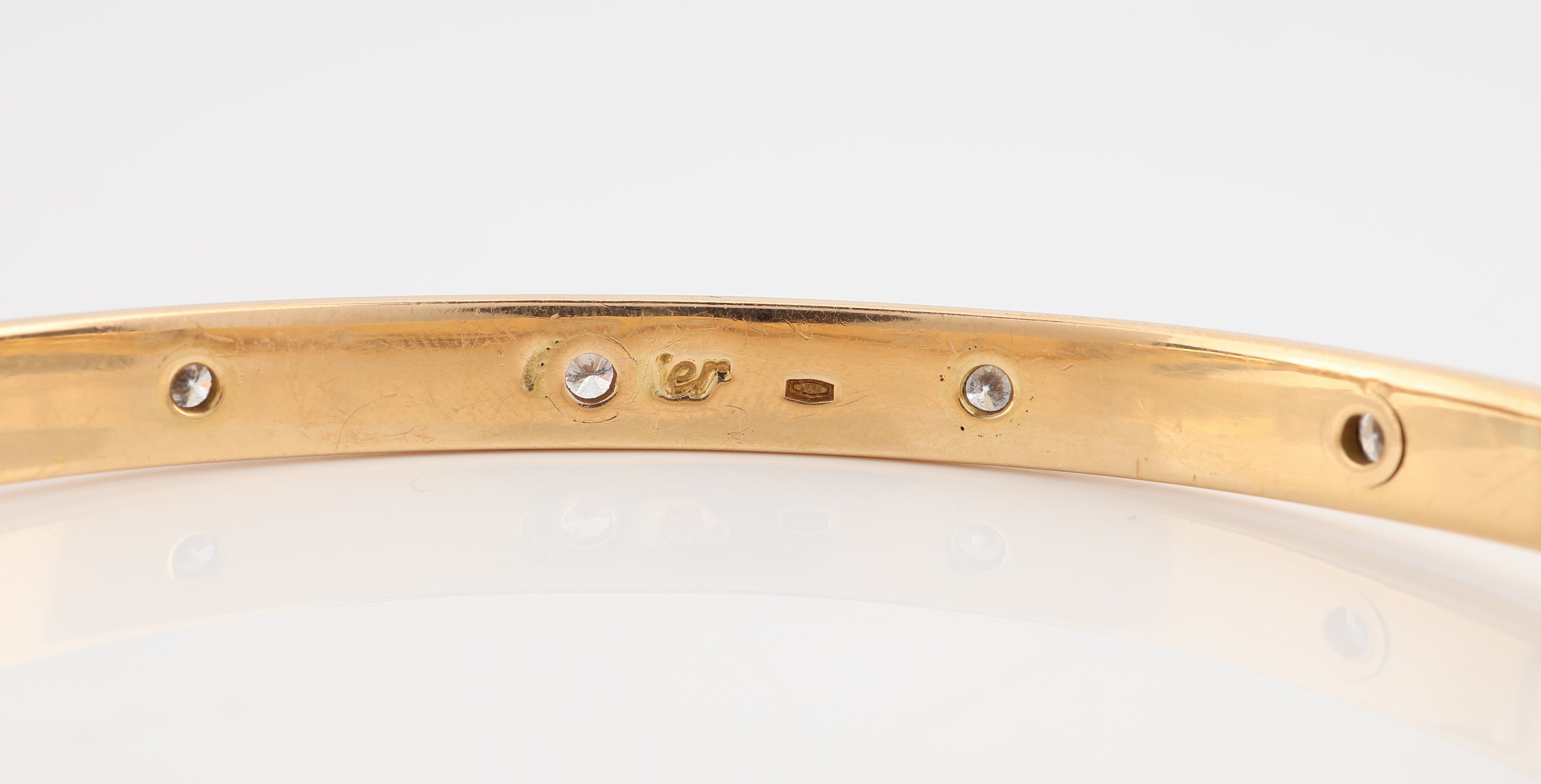 Detail a: 18 kt Gold CARTIER Brillant-Armreif "Love", GG 750/000, 12 Brillanten zus. ca. 1.20 ct Weiß/si, durch Weitenänderung Punze nur noch zu ...