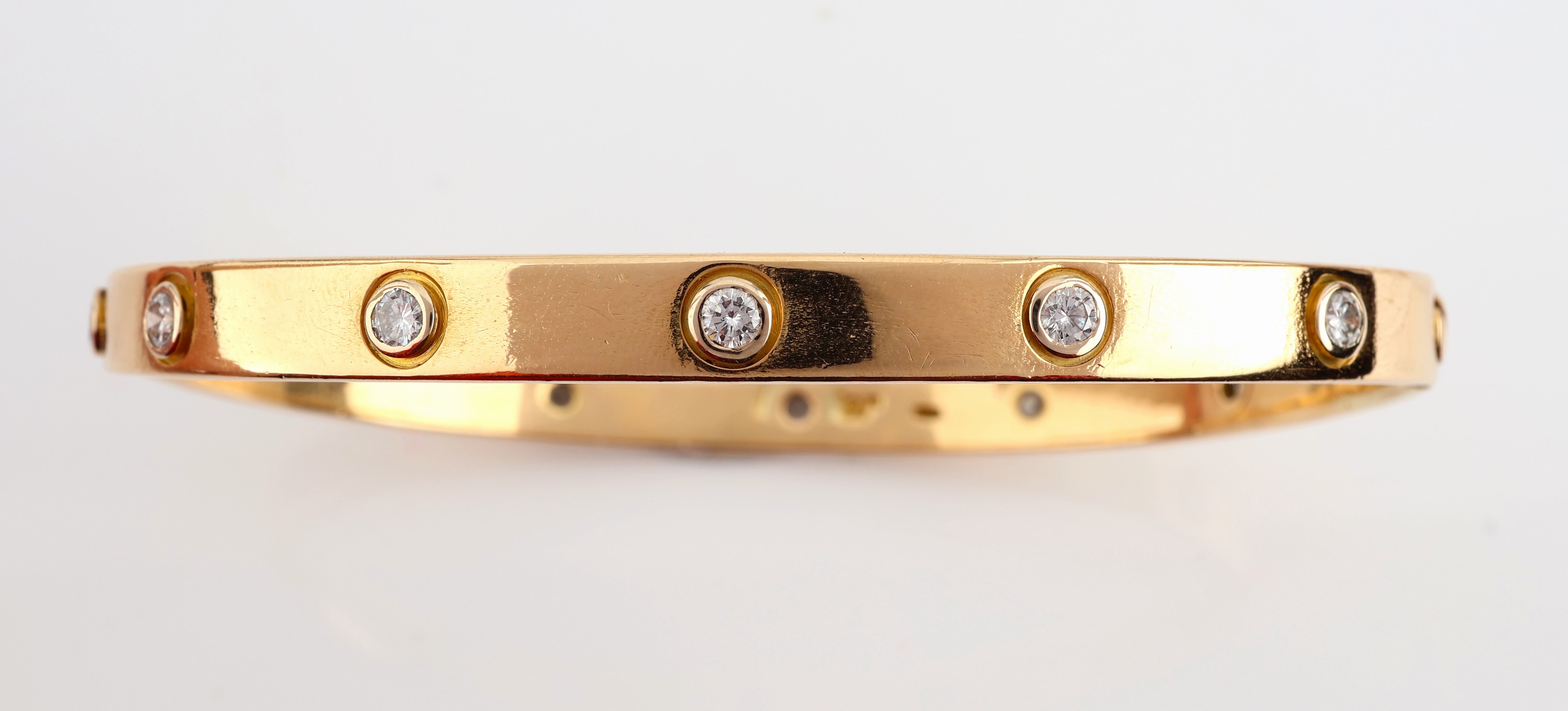 Detail c: 18 kt Gold CARTIER Brillant-Armreif "Love", GG 750/000, 12 Brillanten zus. ca. 1.20 ct Weiß/si, durch Weitenänderung Punze nur noch zu ...