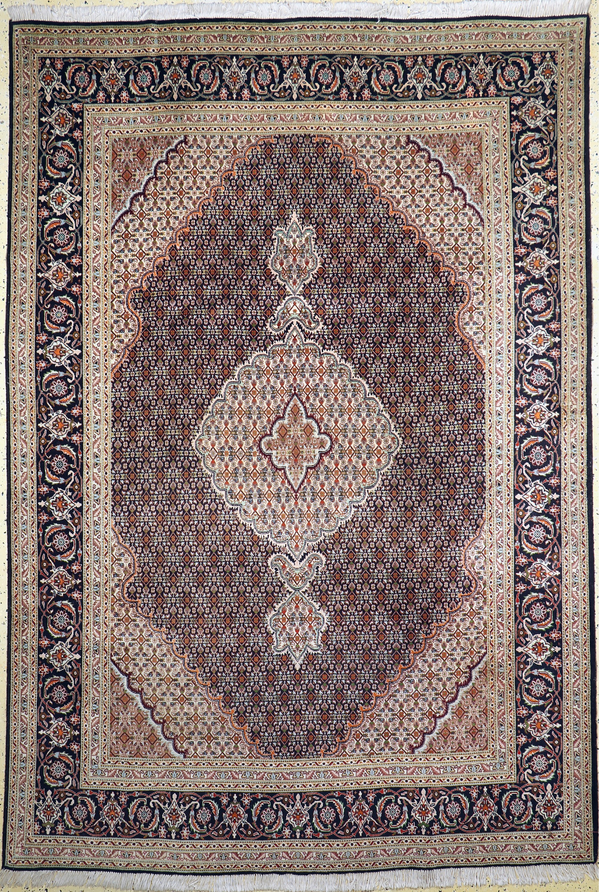 Täbriz"Mahi"fein(40 Raj), Persien, Ende 20.Jhd, Korkwolle mit Seide, ca. 297 x 202 cm,EHZ: 2(Mottenfraß)