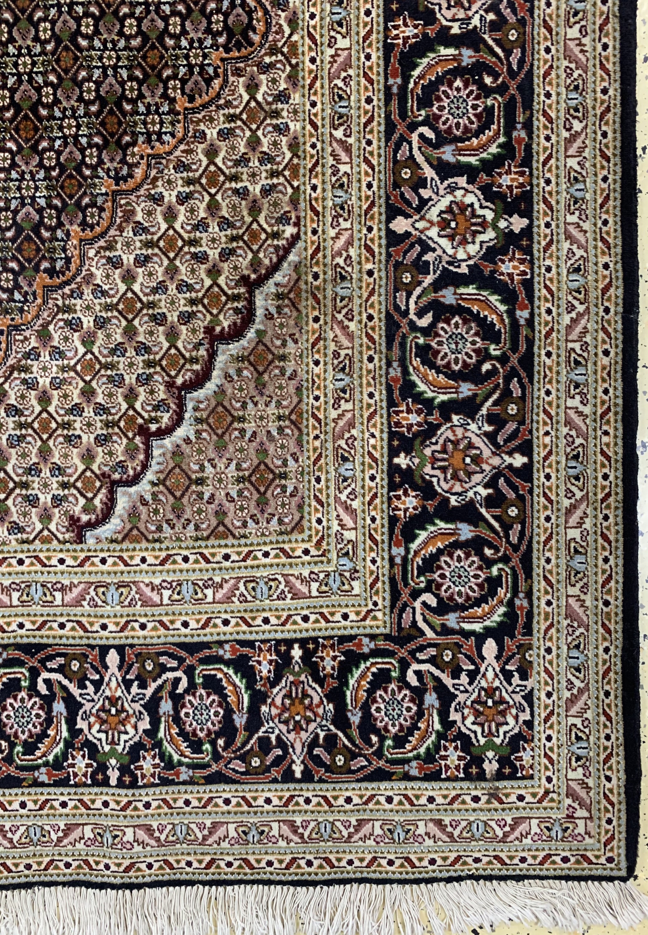 Detail a: Täbriz"Mahi"fein(40 Raj), Persien, Ende 20.Jhd, Korkwolle mit Seide, ca. 297 x 202 cm,EHZ: 2(Mottenfraß)