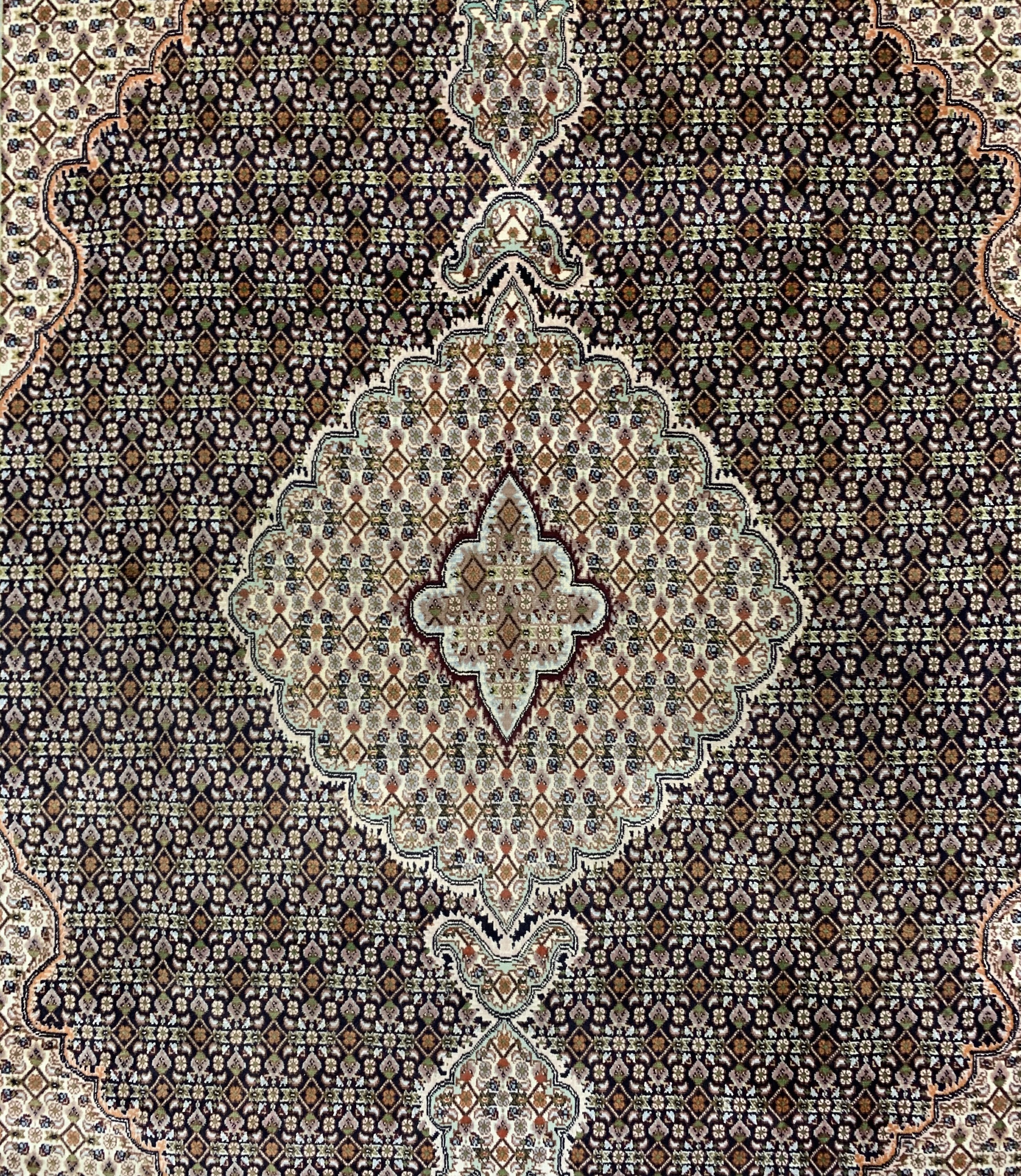 Detail b: Täbriz"Mahi"fein(40 Raj), Persien, Ende 20.Jhd, Korkwolle mit Seide, ca. 297 x 202 cm,EHZ: 2(Mottenfraß)
