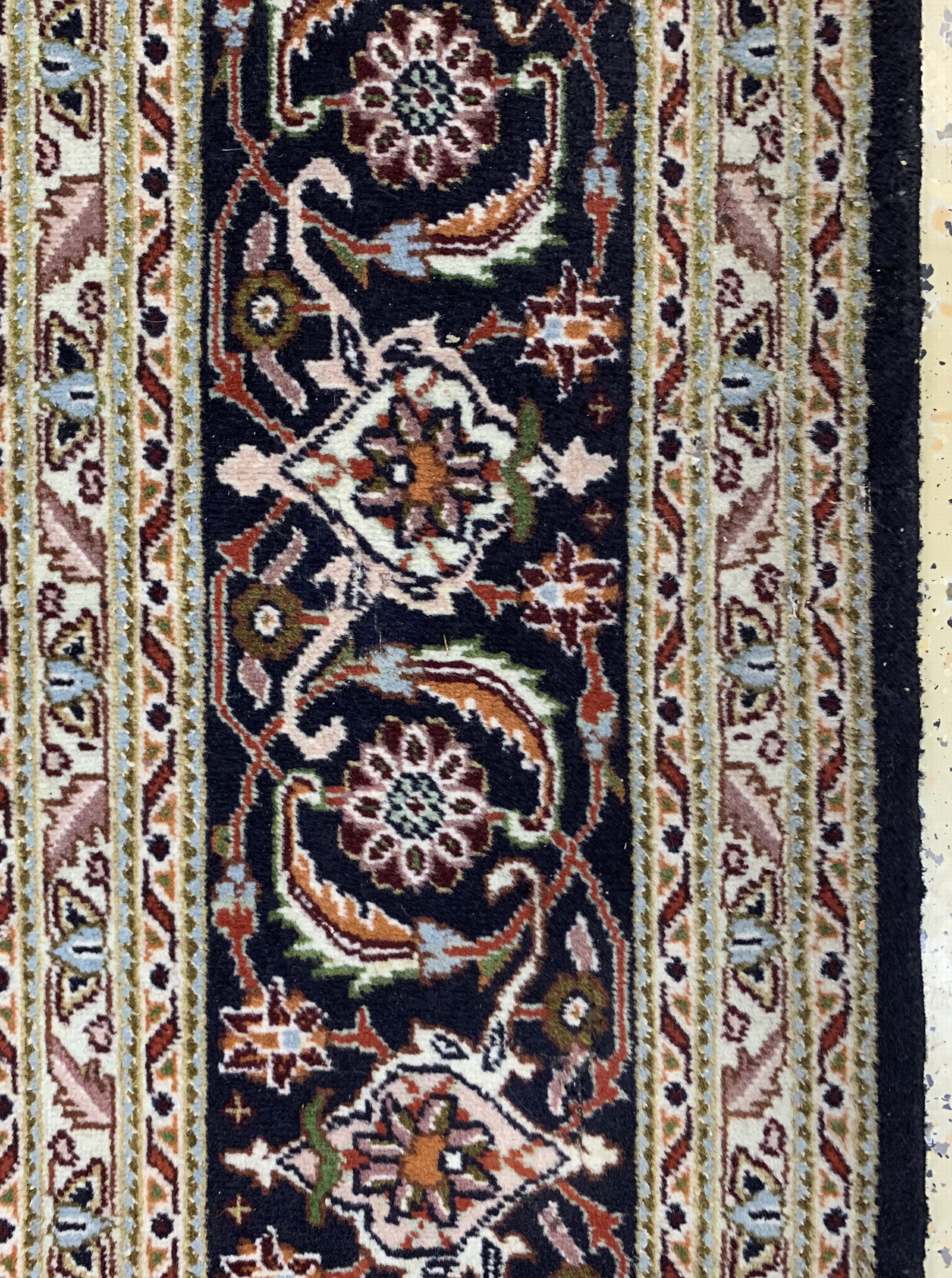 Detail c: Täbriz"Mahi"fein(40 Raj), Persien, Ende 20.Jhd, Korkwolle mit Seide, ca. 297 x 202 cm,EHZ: 2(Mottenfraß)