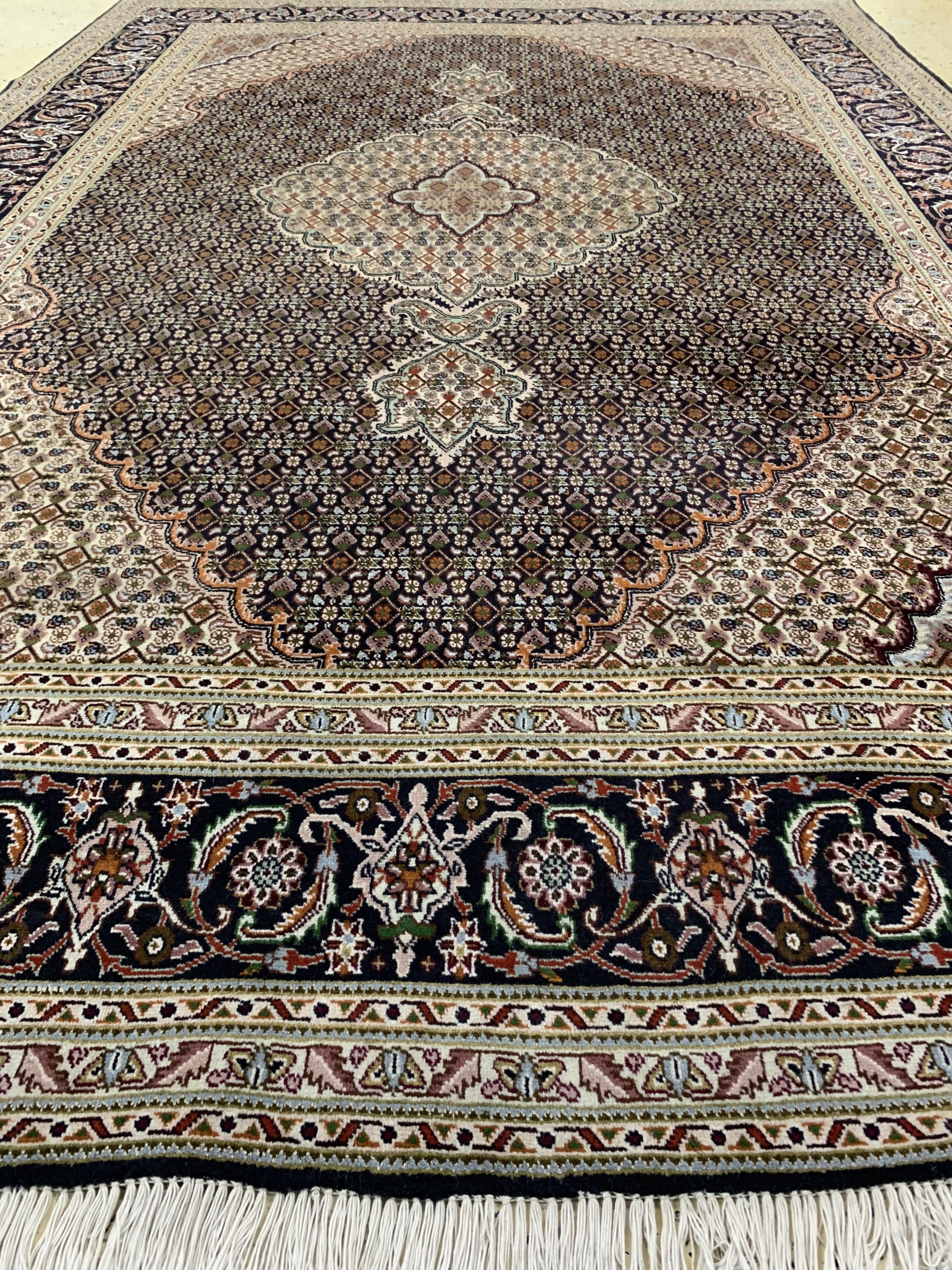 Detail d: Täbriz"Mahi"fein(40 Raj), Persien, Ende 20.Jhd, Korkwolle mit Seide, ca. 297 x 202 cm,EHZ: 2(Mottenfraß)