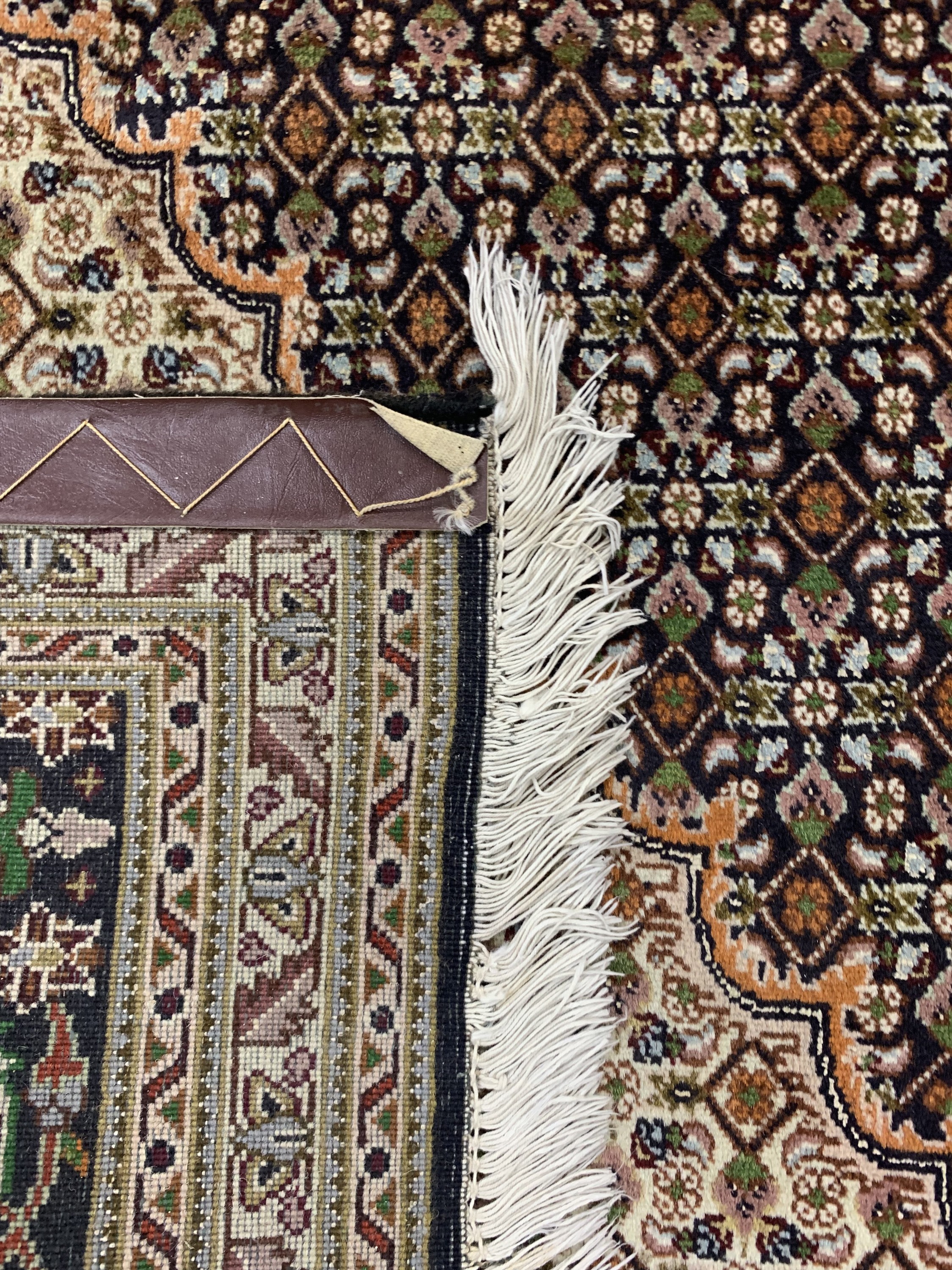Detail e: Täbriz"Mahi"fein(40 Raj), Persien, Ende 20.Jhd, Korkwolle mit Seide, ca. 297 x 202 cm,EHZ: 2(Mottenfraß)