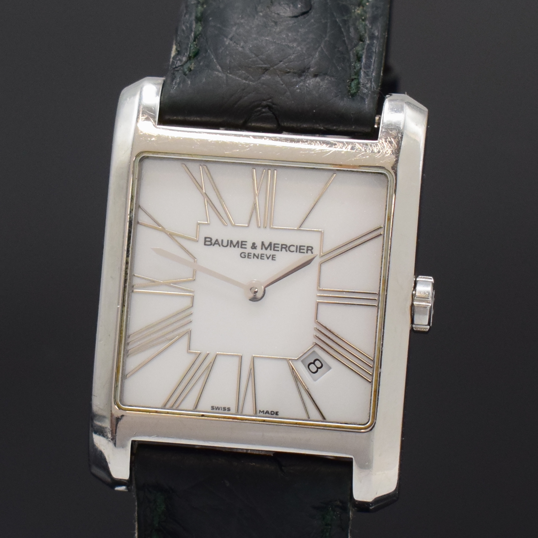 Detail a: BAUME & MERCIER rechteckige Armbanduhr in Stahl, Schweiz um 2010, quartz, 4-fach verschr. Geh., Saphirglas, neutr. Lederband m. orig. Faltschl. in ...